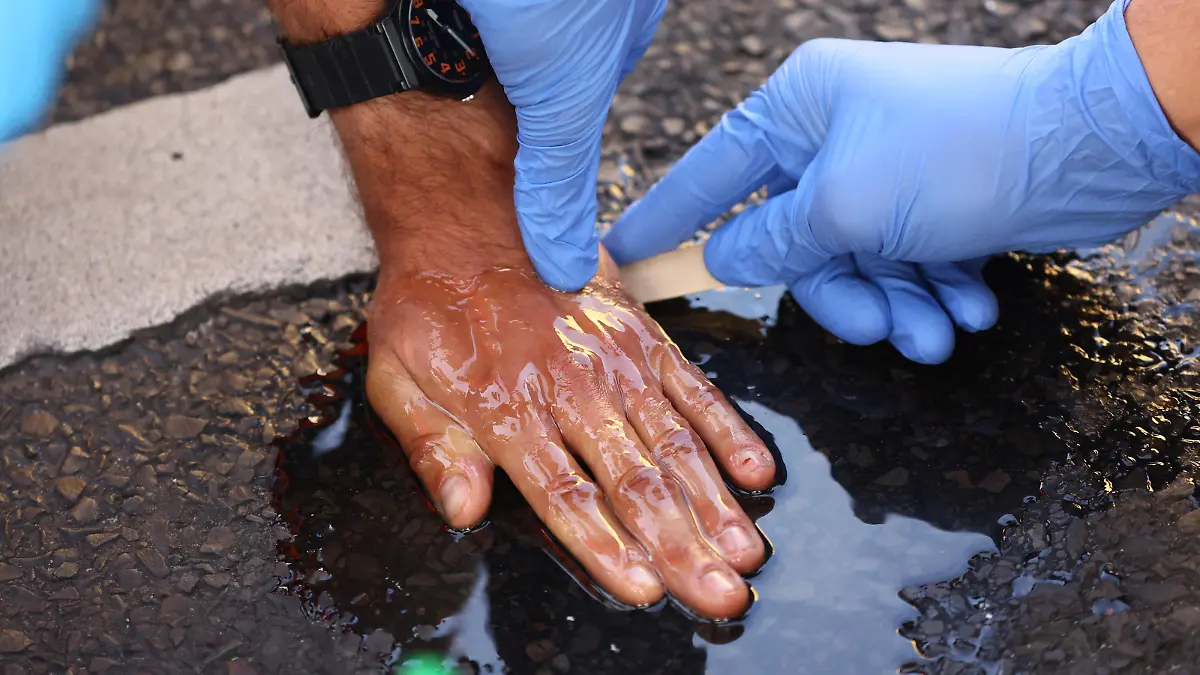 A police officer unglues the hand of a Climate Change?activist?of "Letzte?Generation" (last?generation) on a street in Friedrichshain district at a protest for climate councils, a speed limit on highways as well as for affordable public transport, in Berlin, Germany September 18, 2023. REUTERS/Fabrizio Bensch