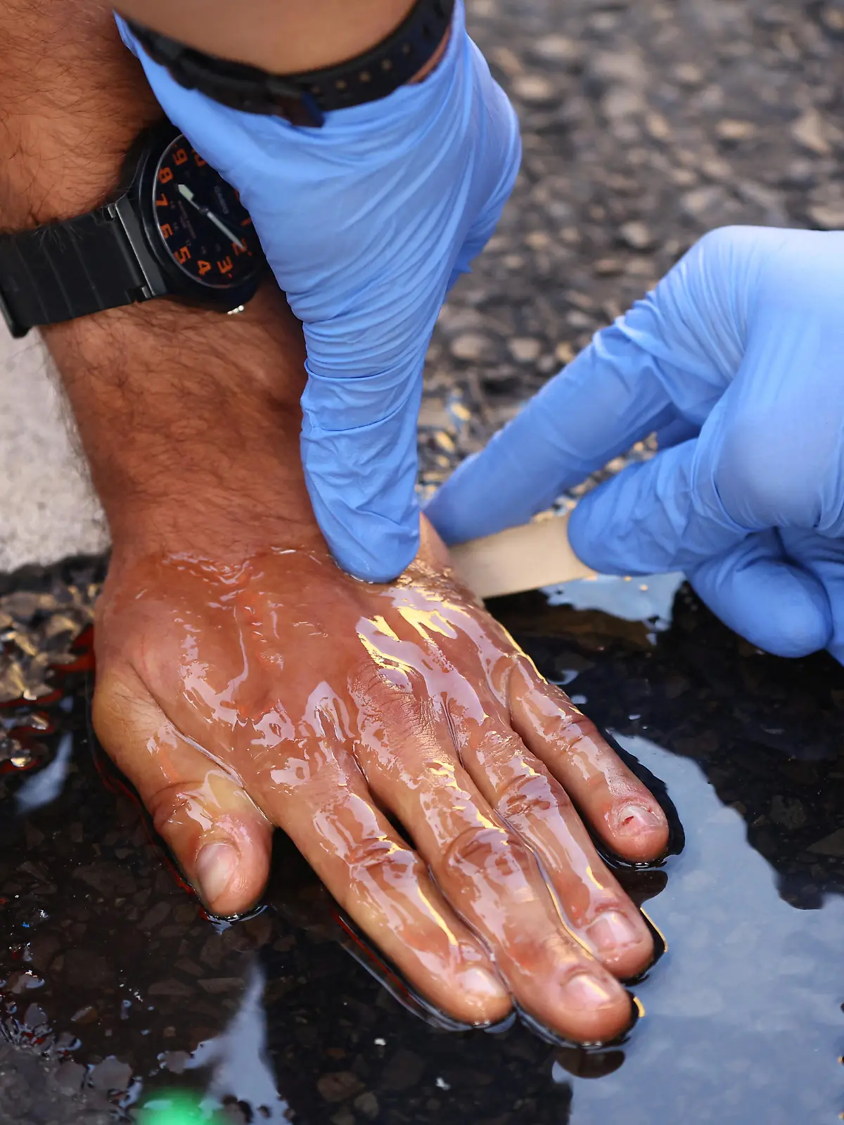 A police officer unglues the hand of a Climate Change?activist?of "Letzte?Generation" (last?generation) on a street in Friedrichshain district at a protest for climate councils, a speed limit on highways as well as for affordable public transport, in Berlin, Germany September 18, 2023. REUTERS/Fabrizio Bensch
