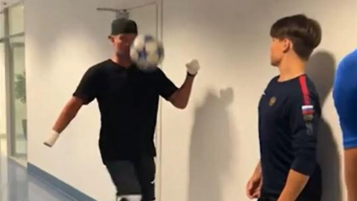 Roman Kostomarow trainiert mit dem Fußball.