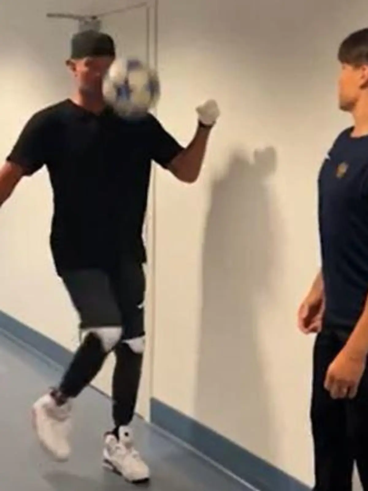 Roman Kostomarow trainiert mit dem Fußball.