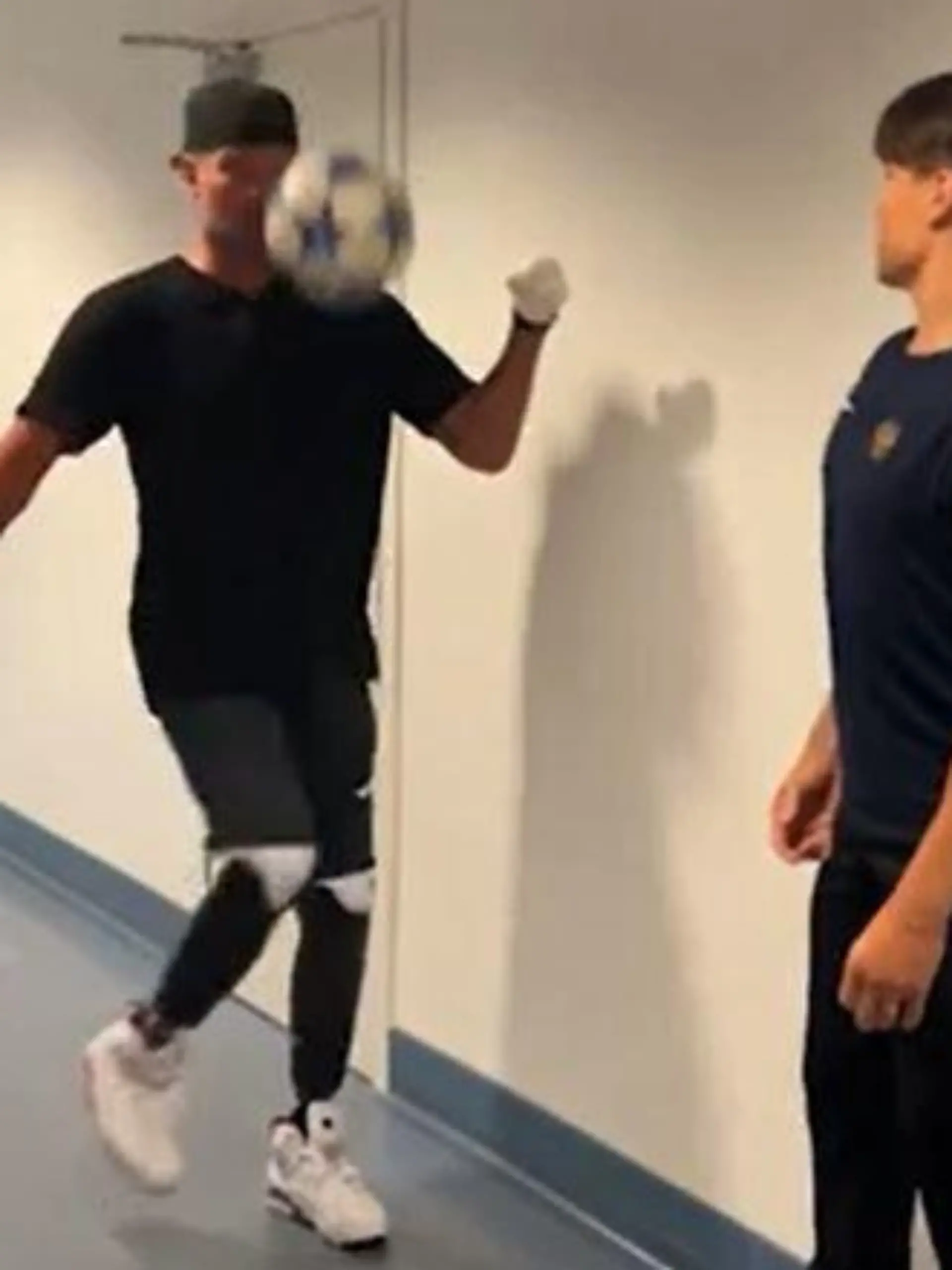 Roman Kostomarow trainiert mit dem Fußball.