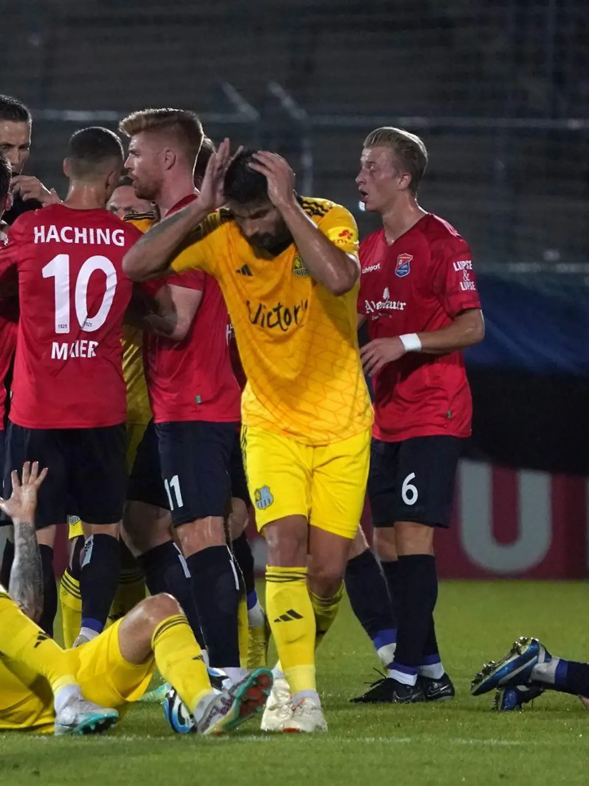 Saarbrückens Patrick Schmidt liegt schwer verletzt auf dem Rasen.
