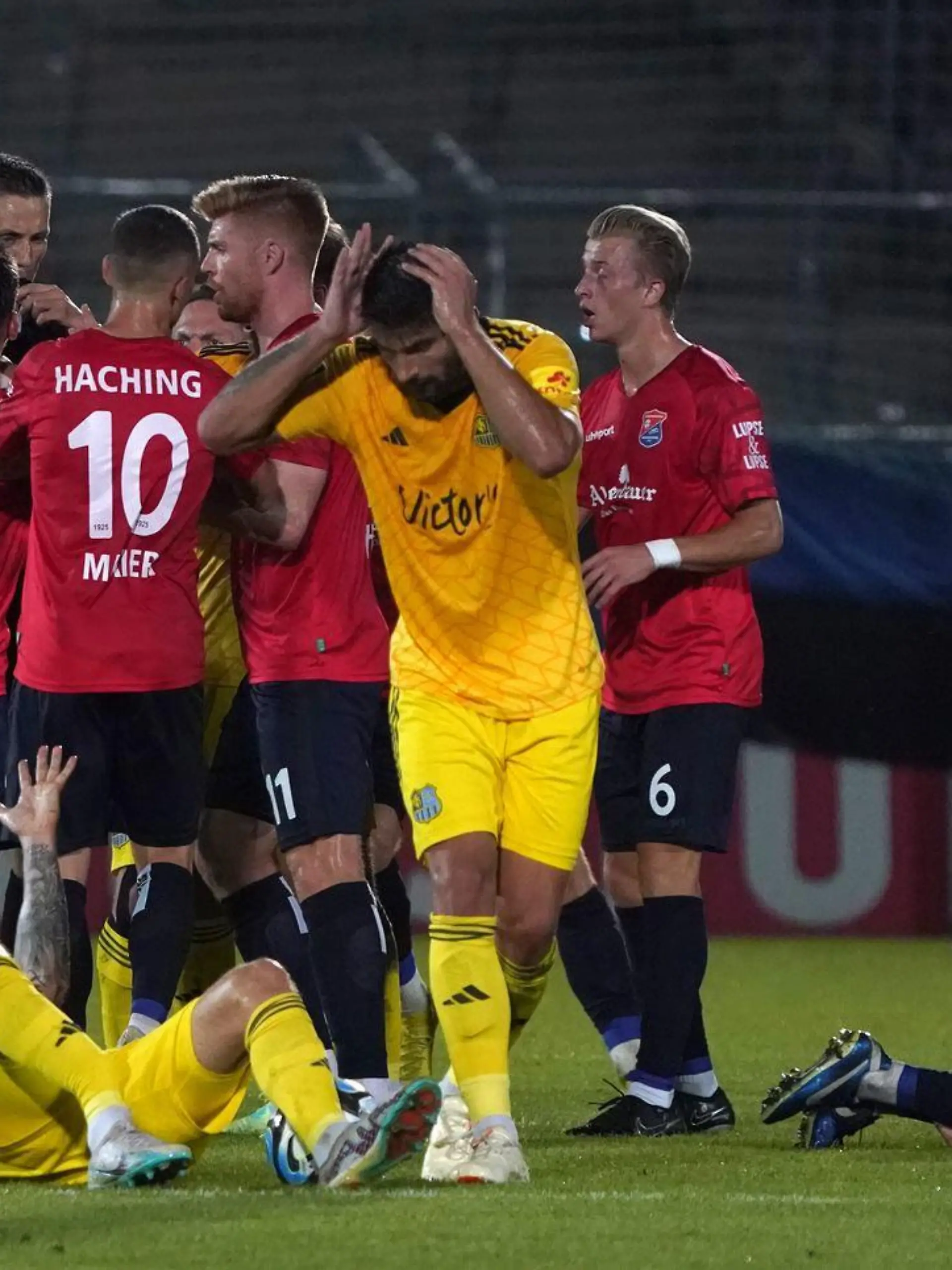 Saarbrückens Patrick Schmidt liegt schwer verletzt auf dem Rasen.