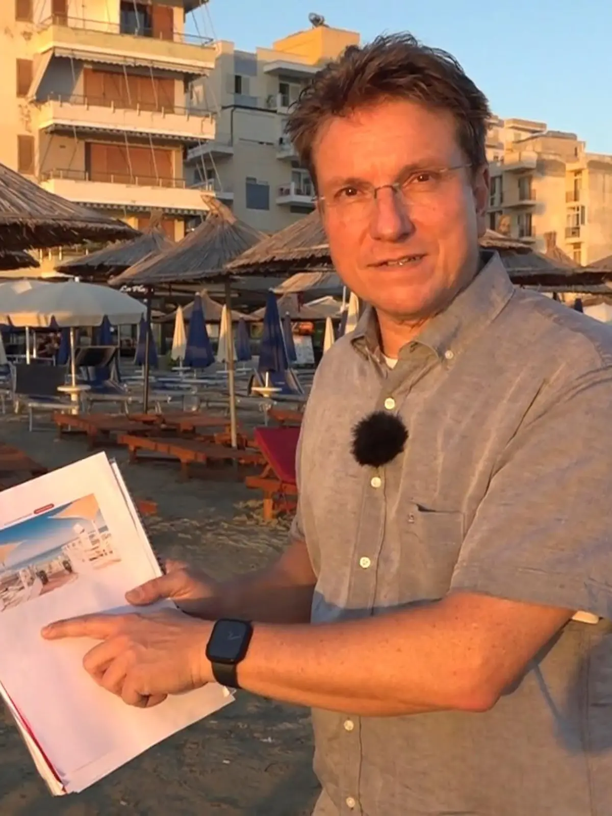 Melanie Zeeb und Michael Bürger wenden sich an die RTL-Urlaubsretter. Der Grund: Sie urlaubten in einem Hotel in Albanien, das ihnen so gar nicht gefiel – Müllberge, Baustellen, Gestank. RTL nimmt das zum Anlass, über das Hotel zu berichten, doch dann überschlagen sich die Ereignisse. Wir werden sogar vom Hotelmanager höchstpersönlich eingeladen, uns vor Ort ein eigenes Bild zu machen.