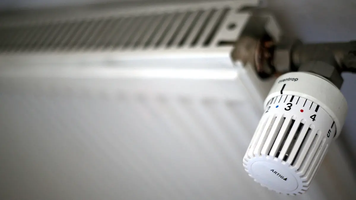  21.03.2022, Symbolbild Heizung mit Thermostat. 21.03.2022, Heizung 21.03.2022, Heizung *** 21 03 2022, symbol heating with thermostat 21 03 2022, heating 21 03 2022, heating