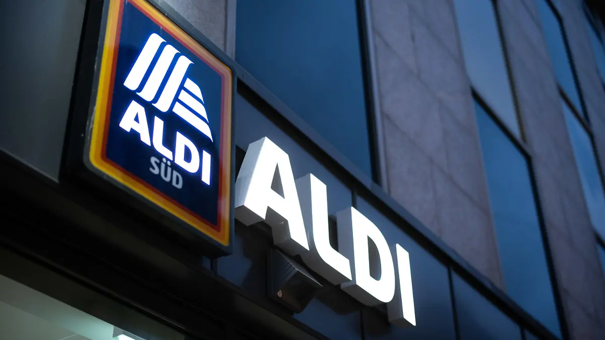 ARCHIV - 17.11.2020, Nordrhein-Westfalen, Düsseldorf: Das Logo einer Aldi Süd Filiale, fotografiert in einer Fußgängerzone der Düsseldorfer Innenstadt. (zu dpa: «Aldi Süd testet Lebensmittel-Lieferdienst im Ruhrgebiet ») Foto: Marcel Kusch/dpa +++ dpa-Bildfunk +++