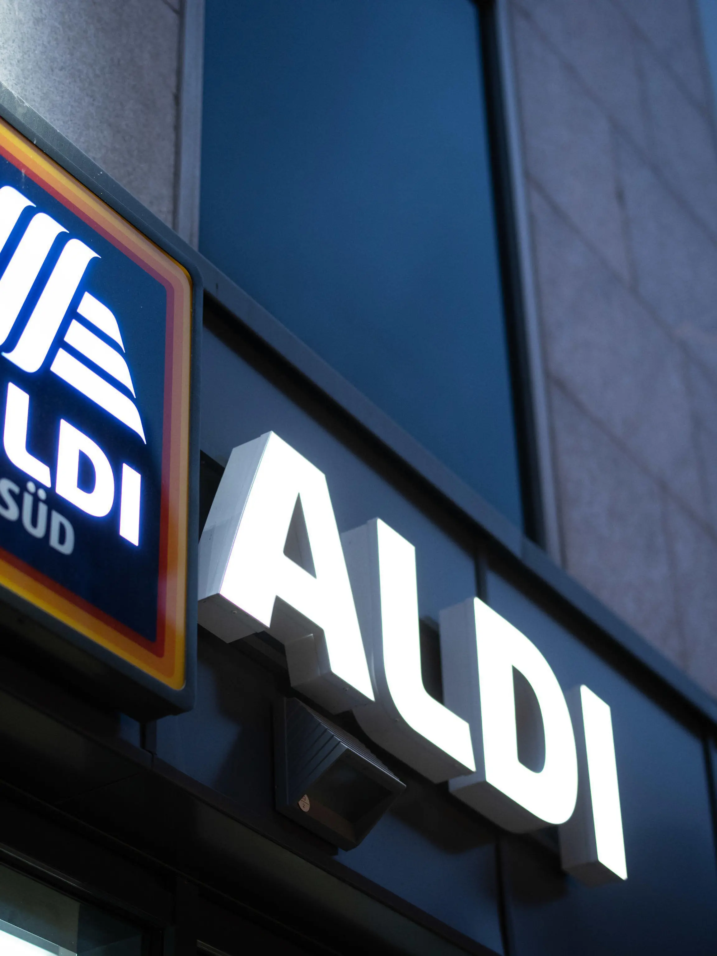 ARCHIV - 17.11.2020, Nordrhein-Westfalen, Düsseldorf: Das Logo einer Aldi Süd Filiale, fotografiert in einer Fußgängerzone der Düsseldorfer Innenstadt. (zu dpa: «Aldi Süd testet Lebensmittel-Lieferdienst im Ruhrgebiet ») Foto: Marcel Kusch/dpa +++ dpa-Bildfunk +++