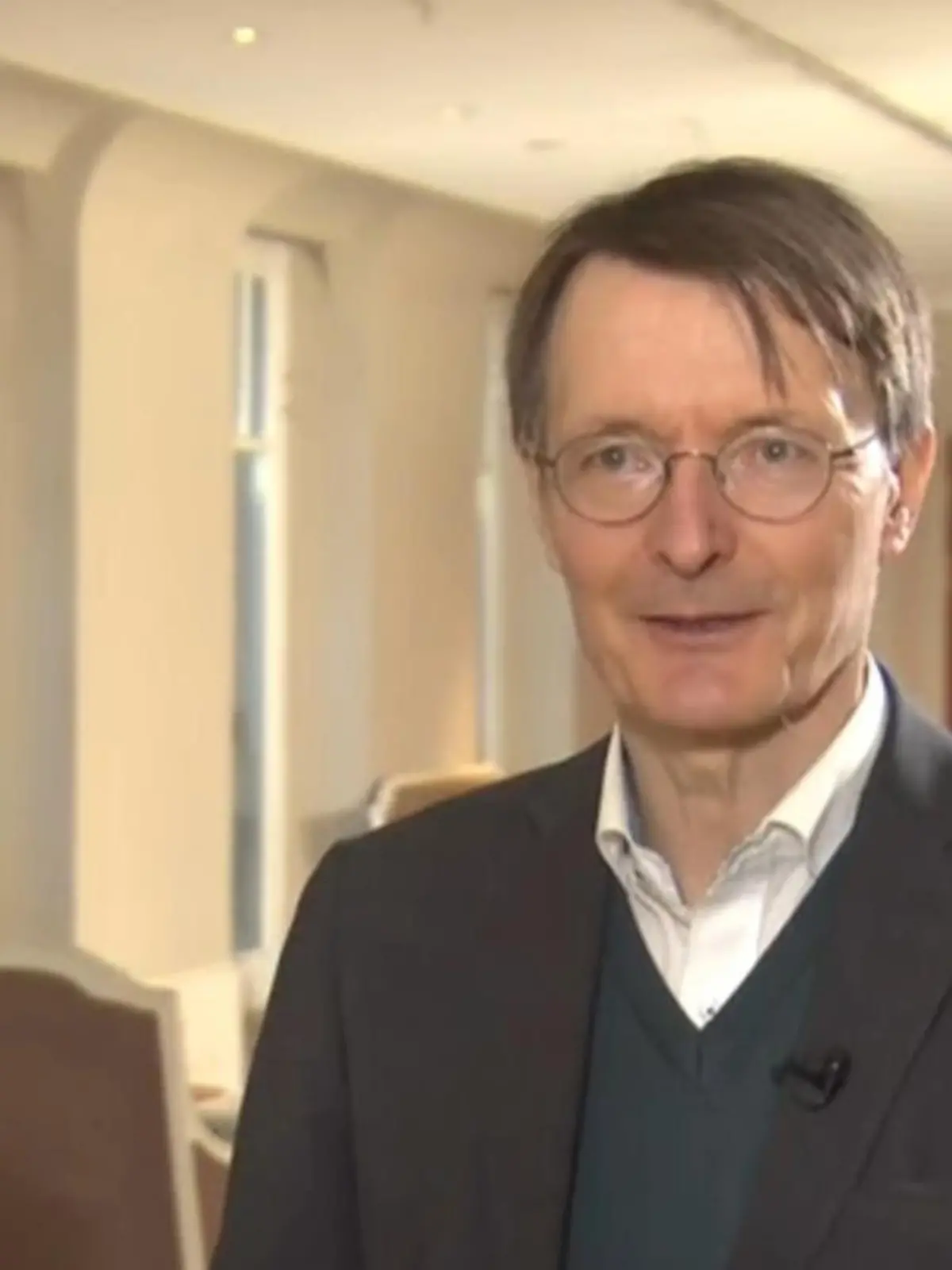 Bundesgesundheitsminister Karl Lauterbach spricht im Interview mit RTL über die Essgewohnheiten im Bundestag und dem Bundesgesundheitsministerium. Dabei erzählt er eine Anekdote über Altkanzlerin Angela Merkel, die nach seiner Aussage gerne deftig isst.