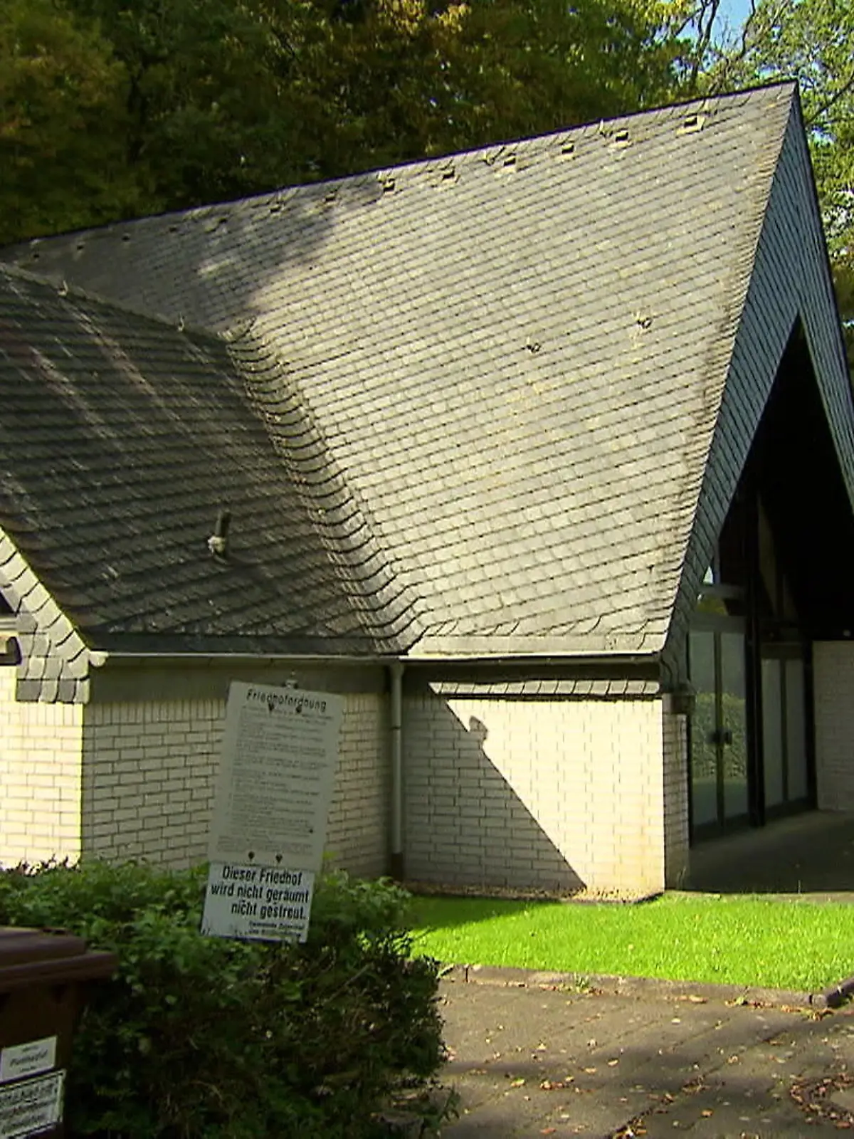 Bild zu: "Friedhof als Unterkunft"