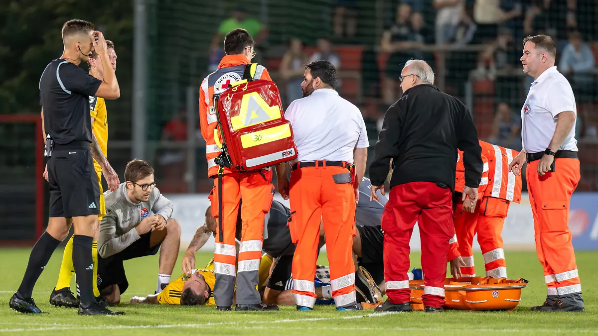 Patrick Schmidt 39 1. FC Saarbruecken liegt schwer verletzt auf dem Rasen und wird behandelt. Retungssanitäter kuemmern sich um ihn., SpVgg Unterhaching vs. 1. FC Saarbruecken, Fussball, 3. Liga, 6. Spieltag, 17.09.2023 Unterhaching Bayern Deutschland *** Patrick Schmidt 39 1 FC Saarbruecken is seriously injured on the lawn and is being treated paramedics take care of him , SpVgg Unterhaching vs 1 FC Saarbruecken, Football, 3 Liga, 6 Spieltag, 17 09 2023 Unterhaching Bayern Germany Copyright: xkolbert-press/UlrichxGamelx