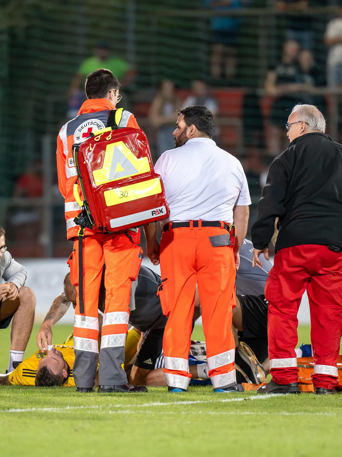 Patrick Schmidt 39 1. FC Saarbruecken liegt schwer verletzt auf dem Rasen und wird behandelt. Retungssanitäter kuemmern sich um ihn., SpVgg Unterhaching vs. 1. FC Saarbruecken, Fussball, 3. Liga, 6. Spieltag, 17.09.2023 Unterhaching Bayern Deutschland *** Patrick Schmidt 39 1 FC Saarbruecken is seriously injured on the lawn and is being treated paramedics take care of him , SpVgg Unterhaching vs 1 FC Saarbruecken, Football, 3 Liga, 6 Spieltag, 17 09 2023 Unterhaching Bayern Germany Copyright: xkolbert-press/UlrichxGamelx