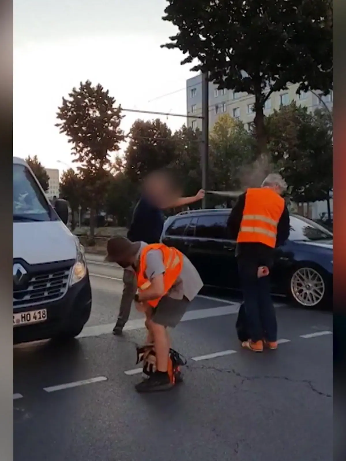 Wieder Aufregung um die Letzte Generation! In Berlin blockieren die Klimakleber am Montag zahlreiche Straßen.  Einem Autofahrer brennen dabei die Sicherungen durch.