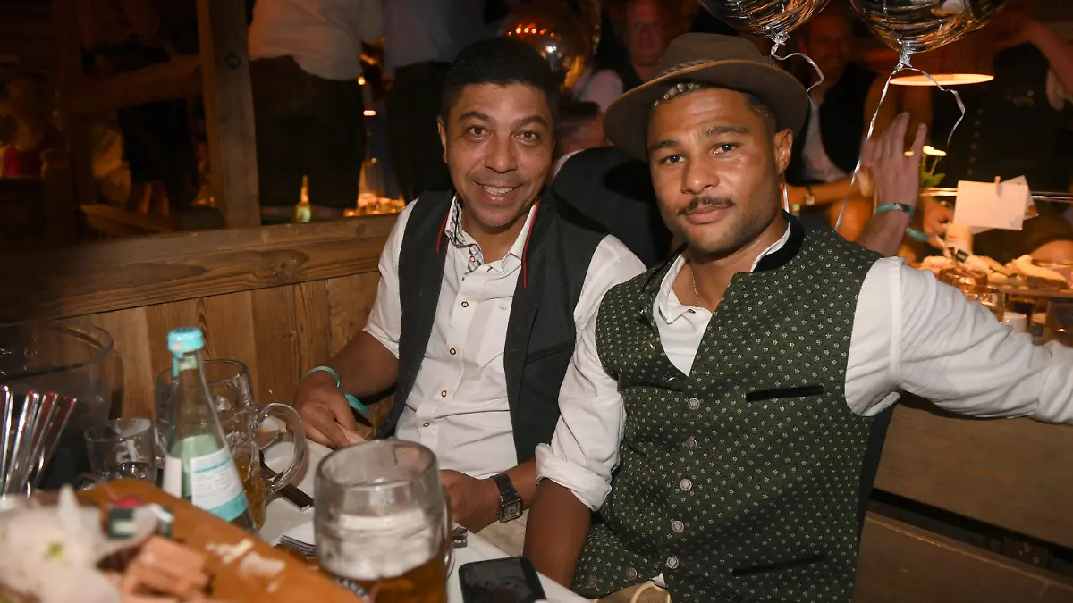 17.09.2023, Bayern, München: Die Fußballer Giovane Elber (l) und Serge Gnabry feiern beim 25 jährigen Jubiläum des "Almauftrieb" im Käfer-Zelt. Die 188. Wiesn findet dieses Jahr vom 16.09.- 03.10.2023 statt. Foto: Felix Hörhager/dpa +++ dpa-Bildfunk +++