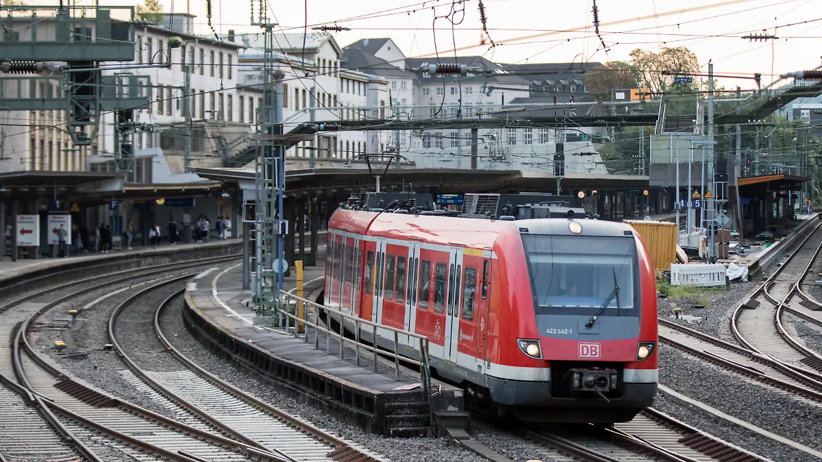 Eine S-Bahn verlässt am 30.08.2017 in Wuppertal (Nordrhein-Westfalen) am frühen Morgen den Hauptbahnhof. Nach einer über sechs Wochen langen Unterbrechung fahren wieder Züge von und nach Wuppertal. Die nordrhein-westfälische Großstadt war seit dem 16. Juli 2017 vom Bahnnetz abgekoppelt, weil ein neues elektronisches Stellwerk installiert wurde. (zu dpa "Nächster Halt «Wuppertal»: Bahn fährt wieder" vom 30.08.2017) Foto: Marcel Kusch/dpa