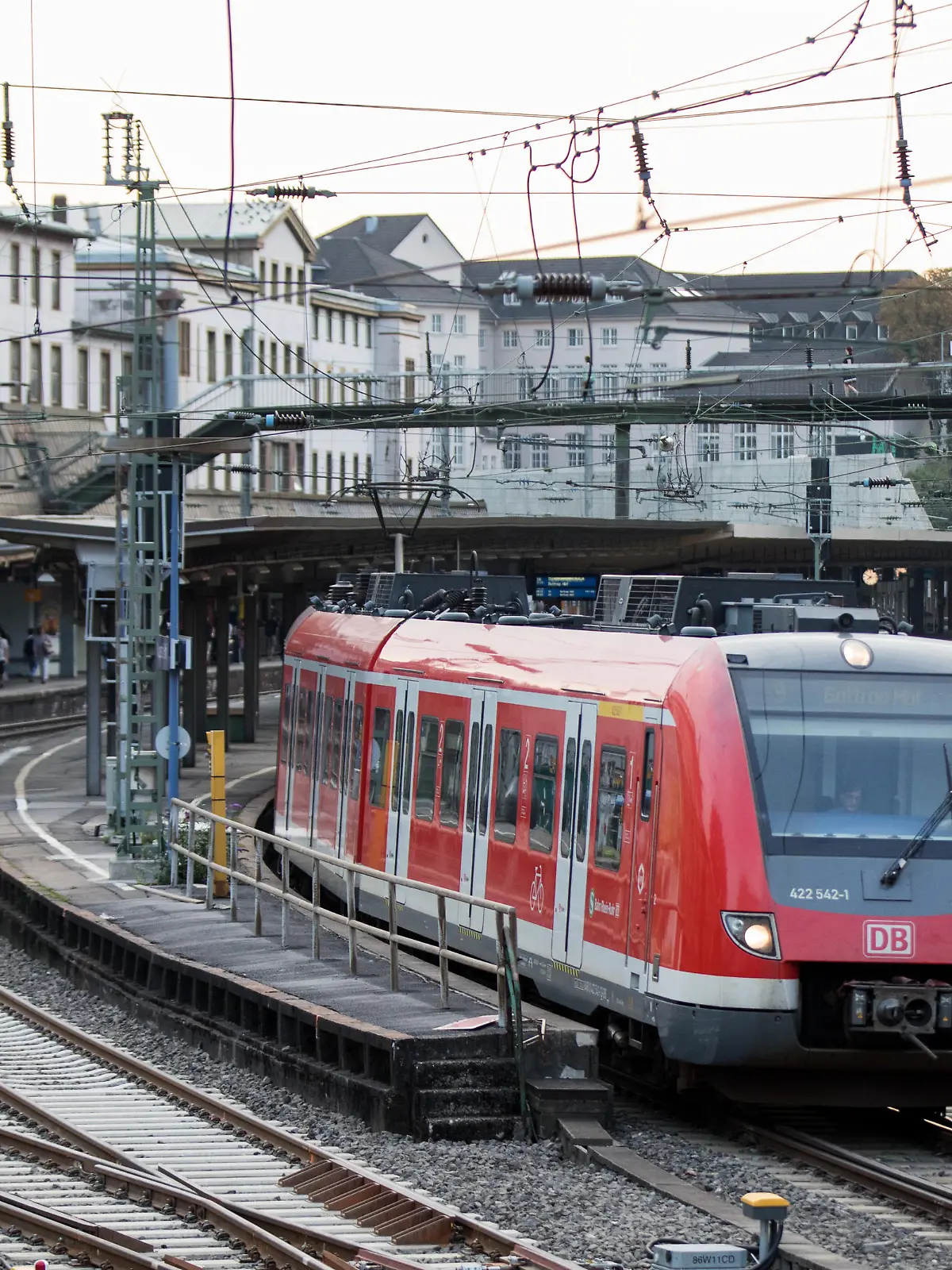 Eine S-Bahn verlässt am 30.08.2017 in Wuppertal (Nordrhein-Westfalen) am frühen Morgen den Hauptbahnhof. Nach einer über sechs Wochen langen Unterbrechung fahren wieder Züge von und nach Wuppertal. Die nordrhein-westfälische Großstadt war seit dem 16. Juli 2017 vom Bahnnetz abgekoppelt, weil ein neues elektronisches Stellwerk installiert wurde. (zu dpa "Nächster Halt «Wuppertal»: Bahn fährt wieder" vom 30.08.2017) Foto: Marcel Kusch/dpa