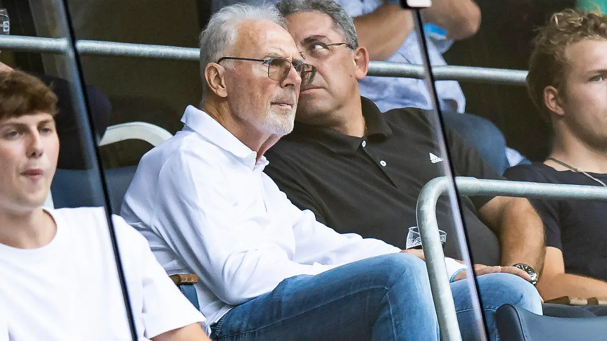 ARCHIV - 27.08.2022, Baden-Württemberg, Sinsheim: Fußball: Bundesliga, TSG 1899 Hoffenheim - FC Augsburg, 4. Spieltag, PreZero Arena. Franz Beckenbauer sitzt auf der Tribüne. (zu dpa: «Beckenbauer fliegt nicht zur WM nach Katar - «Aufpassen» mit dem Herz») Foto: Tom Weller/dpa - WICHTIGER HINWEIS: Gemäß den Vorgaben der DFL Deutsche Fußball Liga bzw. des DFB Deutscher Fußball-Bund ist es untersagt, in dem Stadion und/oder vom Spiel angefertigte Fotoaufnahmen in Form von Sequenzbildern und/oder videoähnlichen Fotostrecken zu verwerten bzw. verwerten zu lassen. +++ dpa-Bildfunk +++