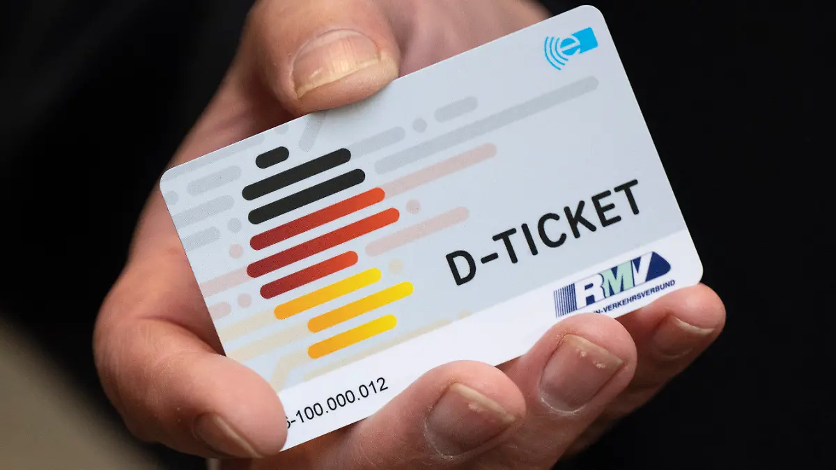 ARCHIV - 03.04.2023, Hessen, Frankfurt/Main: Ein «D-Ticket» im Chipkartenformat wird anlässlich des Verkaufsstarts des Deutschlandtickets im Frankfurter Hauptbahnhof auf einem Pressetermin gezeigt. Die Finanzierung des Deutschlandtickets im Nah- und Regionalverkehr wird nach einer Prognose der Verkehrsbranche im kommenden Jahr für Bund und Länder deutlich teurer. (zu dpa: «Milliarden-Zusatzkosten erwartet - Wird Deutschlandticket teurer?») Foto: Boris Roessler/dpa +++ dpa-Bildfunk +++