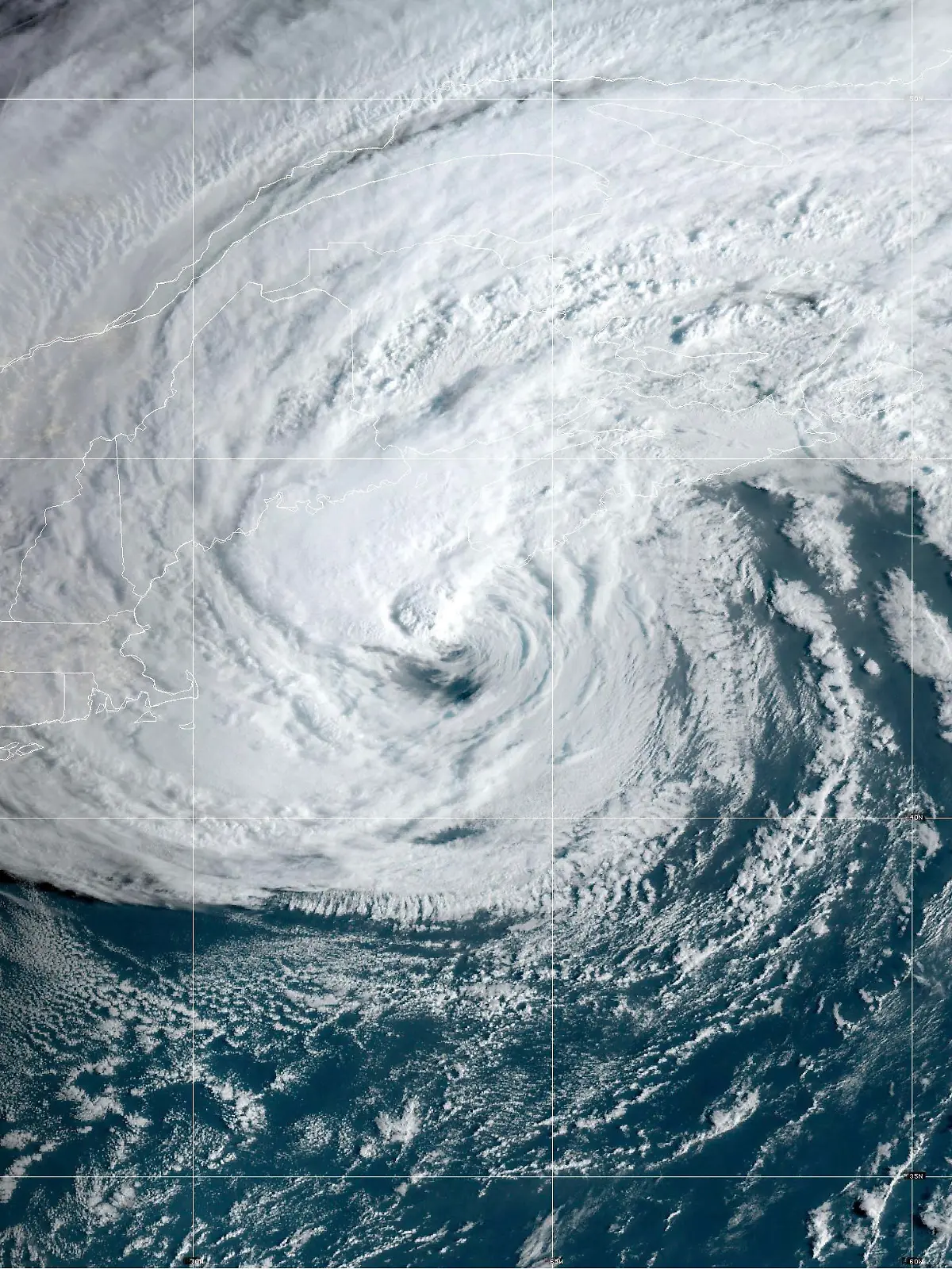 HANDOUT - 16.09.2023, ---: Dieses Satellitenbild der National Oceanic and Atmospheric Administration zeigt den posttropischen Zyklon Lee (r) in der Nähe von Neuengland und Ostkanada. Das National Hurricane Center stufte Lee von einem Hurrikan zu einem posttropischen Zyklon herab, aber Millionen von Menschen blieben am frühen Samstag unter Sturmwarnungen, da der Sturm immer noch orkanartige Winde, sintflutartige Regenfälle und Überschwemmungen an den Küsten verursachen könnte. Foto: ---/NOAA/AP/dpa - ACHTUNG: Nur zur redaktionellen Verwendung und nur mit vollständiger Nennung des vorstehenden Credits +++ dpa-Bildfunk +++