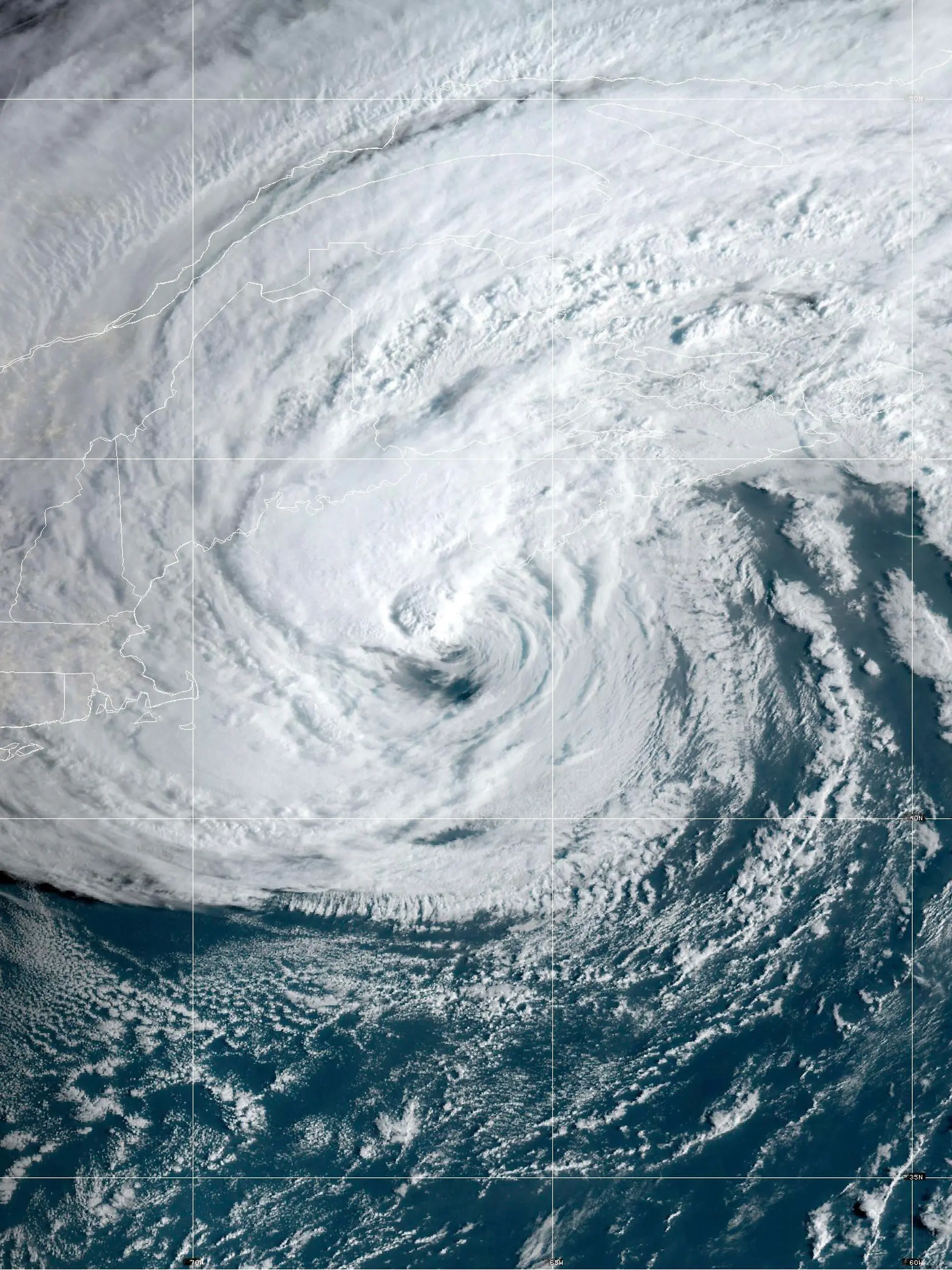 HANDOUT - 16.09.2023, ---: Dieses Satellitenbild der National Oceanic and Atmospheric Administration zeigt den posttropischen Zyklon Lee (r) in der Nähe von Neuengland und Ostkanada. Das National Hurricane Center stufte Lee von einem Hurrikan zu einem posttropischen Zyklon herab, aber Millionen von Menschen blieben am frühen Samstag unter Sturmwarnungen, da der Sturm immer noch orkanartige Winde, sintflutartige Regenfälle und Überschwemmungen an den Küsten verursachen könnte. Foto: ---/NOAA/AP/dpa - ACHTUNG: Nur zur redaktionellen Verwendung und nur mit vollständiger Nennung des vorstehenden Credits +++ dpa-Bildfunk +++