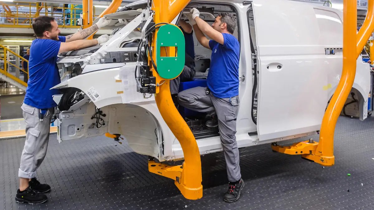 Mitarbeiter arbeiten während einer Werksführung zur Produktion des ID. Buzz im Volkswagen Nutzfahrzeuge Werk in Hannover am Band der ID. Buzz Produktion. Der vollelektrische Bulli ID. Buzz wird in Hannover gefertigt.