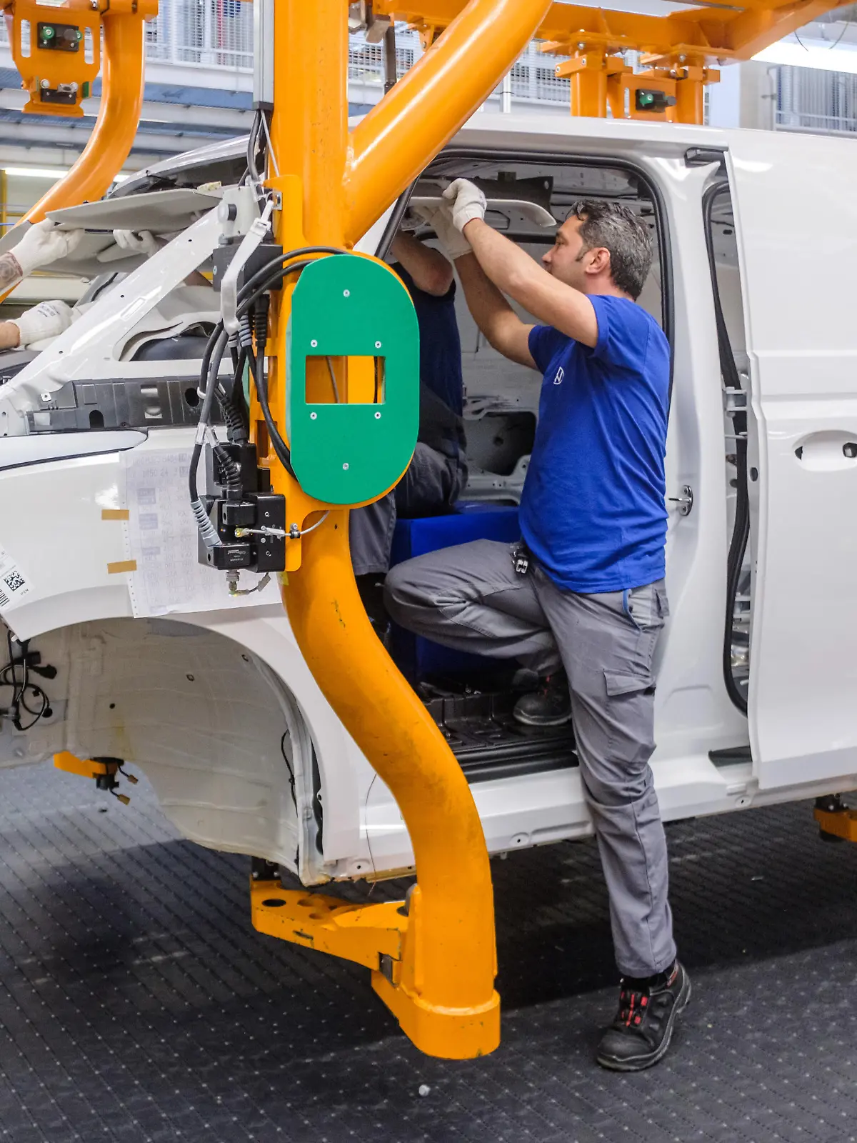 Mitarbeiter arbeiten während einer Werksführung zur Produktion des ID. Buzz im Volkswagen Nutzfahrzeuge Werk in Hannover am Band der ID. Buzz Produktion. Der vollelektrische Bulli ID. Buzz wird in Hannover gefertigt.