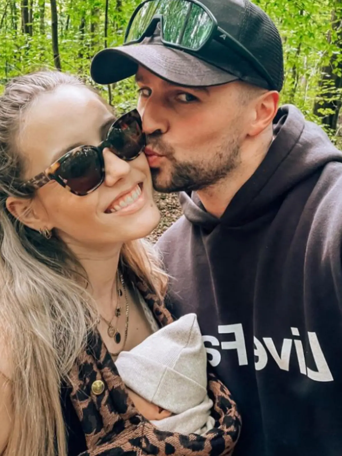 Alexander Hindersmann mit Freundin Laura Papendick und ihrem Baby.