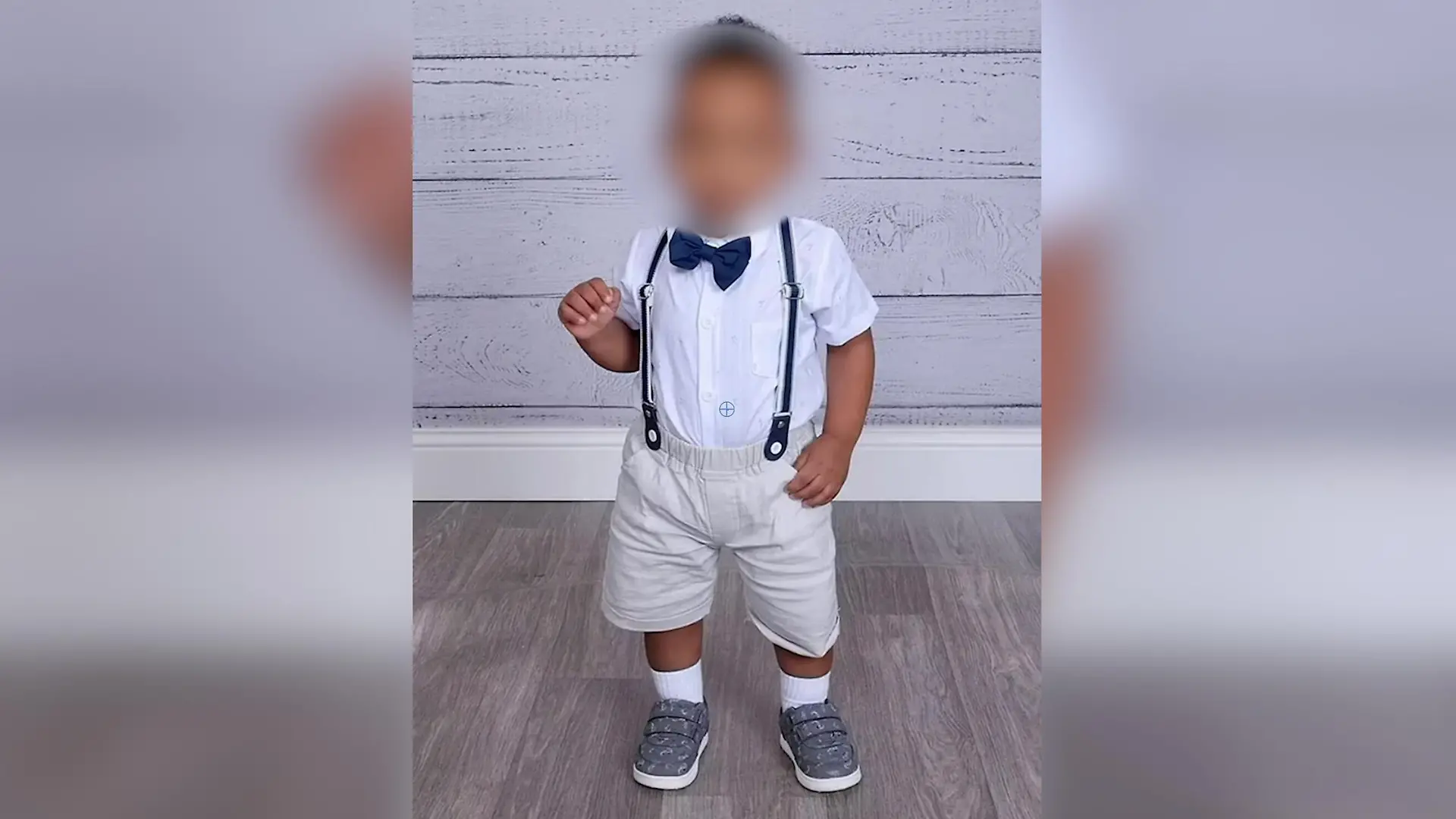 Ein kleiner Junge mit Fliege um den Hals.
