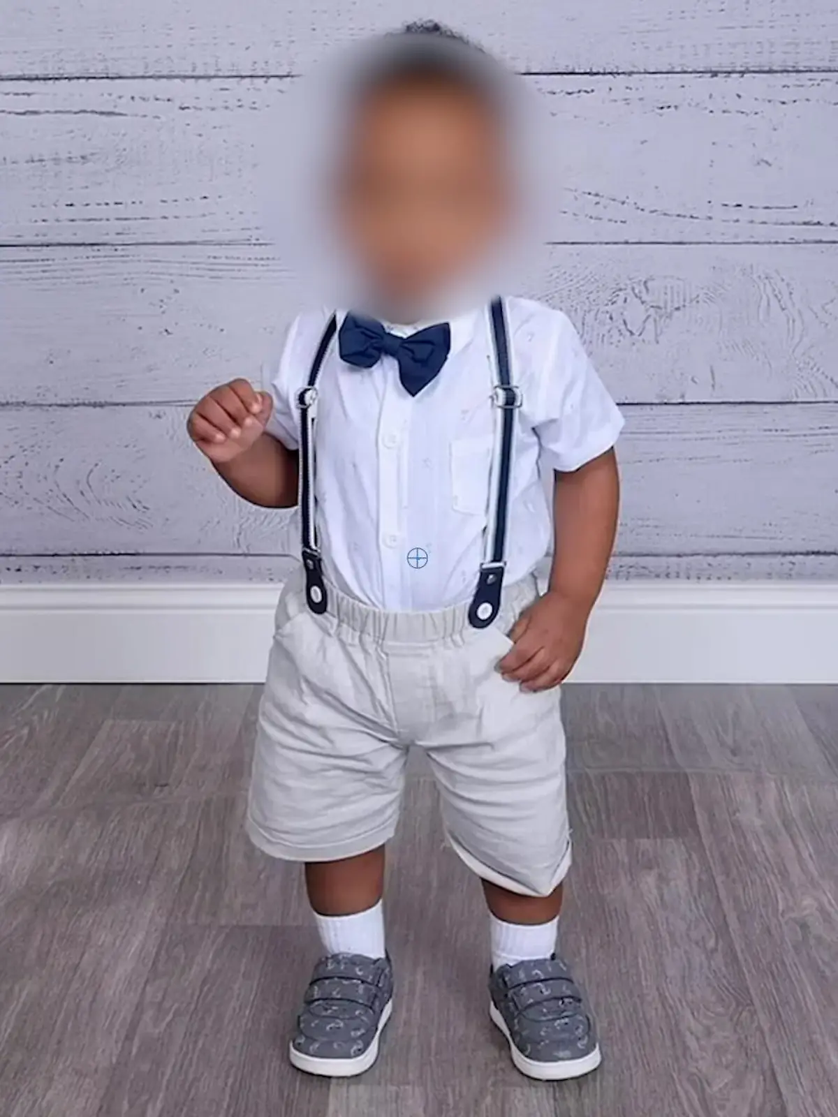 Ein kleiner Junge mit Fliege um den Hals.
