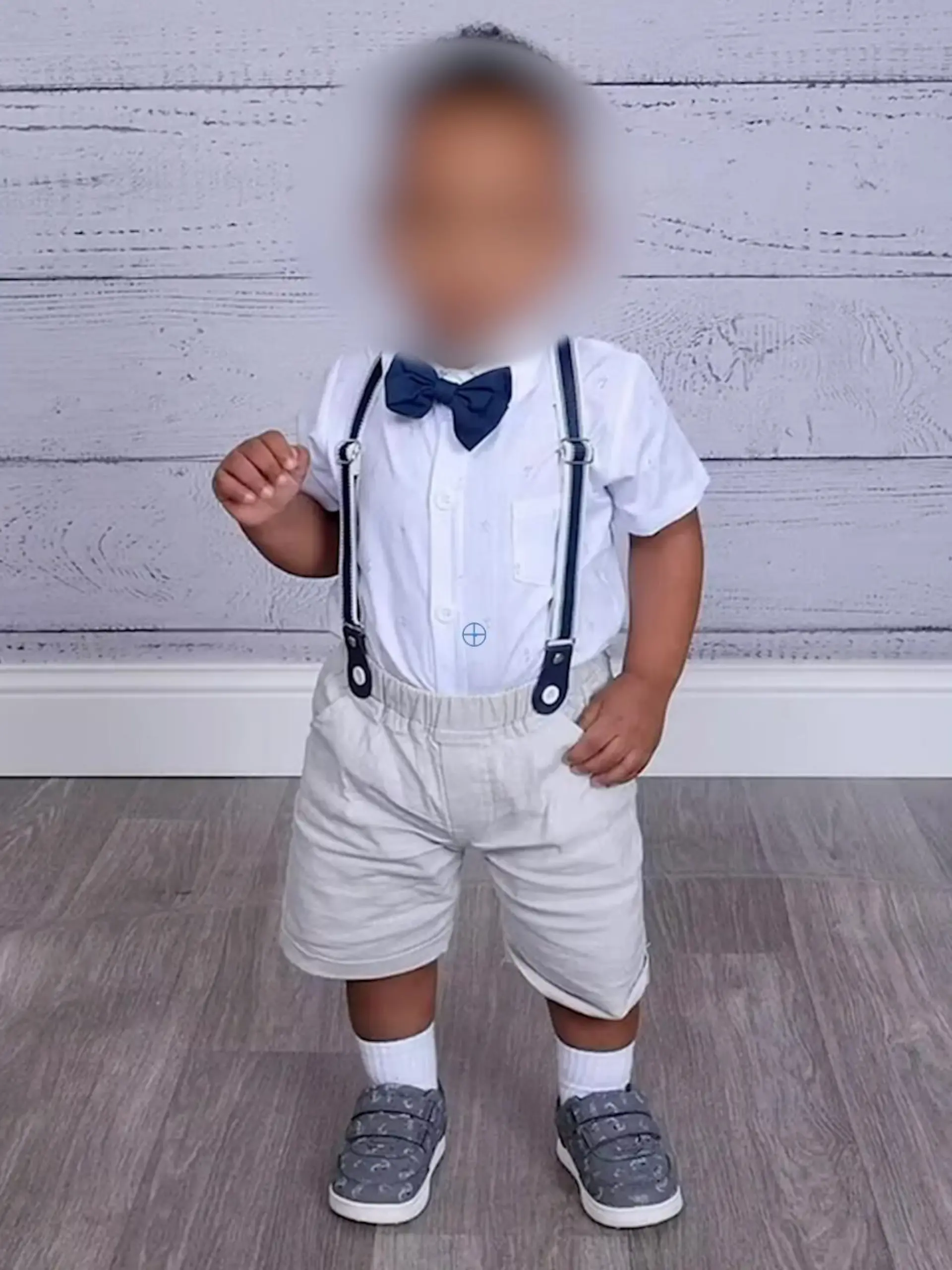 Ein kleiner Junge mit Fliege um den Hals.