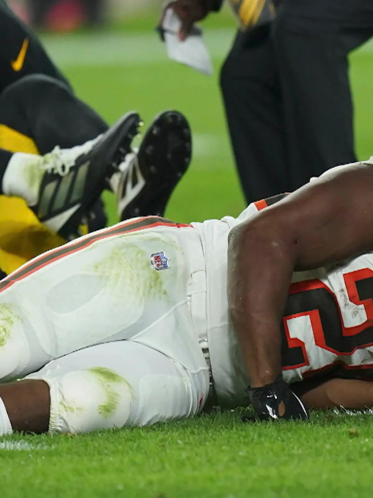 Die Cleveland Browns haben in Woche 2 der NFL nicht nur das Gastspiel bei den Pittsburgh Steelers 22:26 verloren, sondern auch Star-Running-Back Nick Chubb, der sich eine schwere Knieverletzung zugezogen hat.