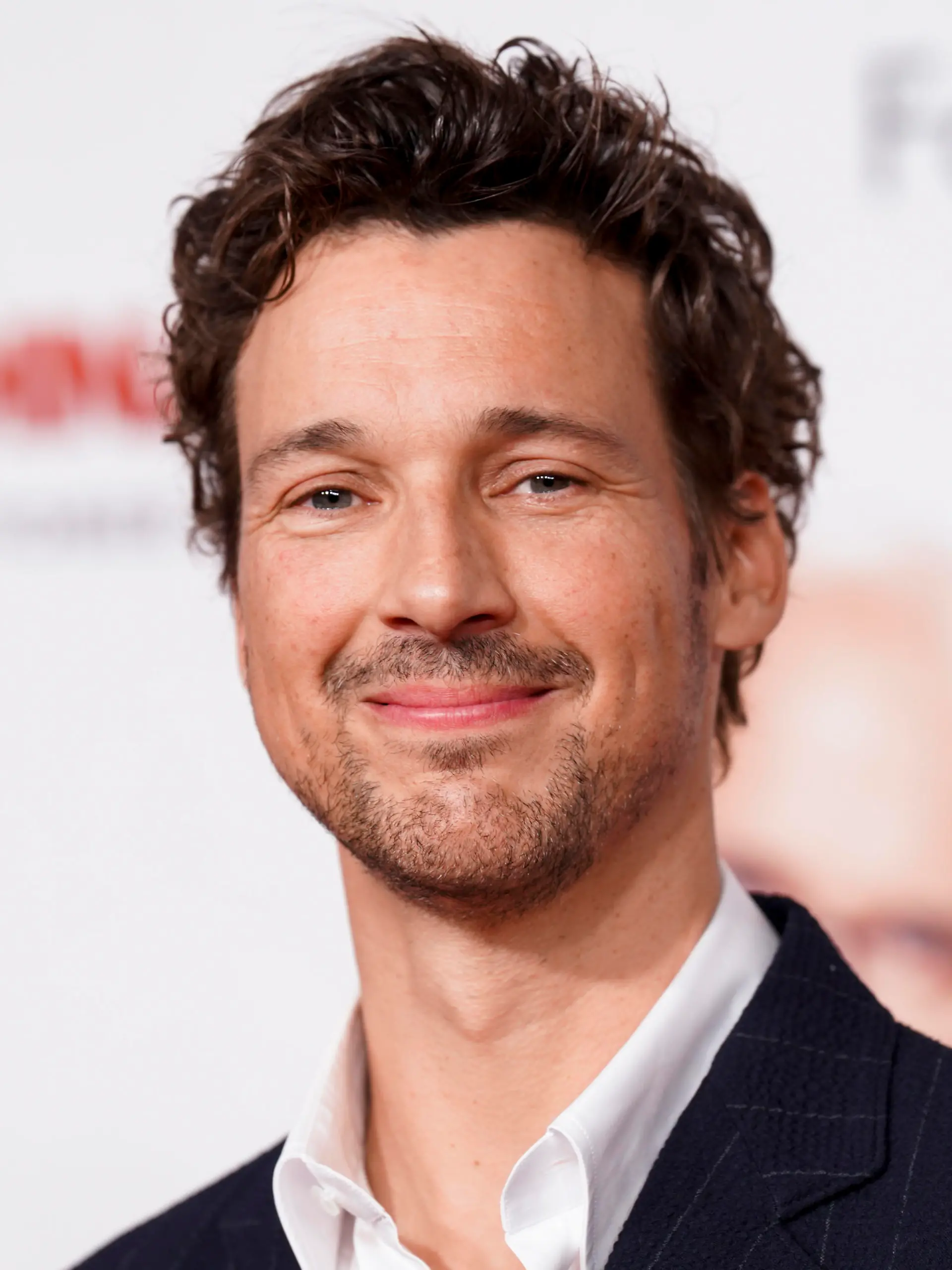 Schauspieler Florian David Fitz gut gelaunt im Portrait auf dem roten Teppich  bei der Premiere von Der Nachname in Köln / 091022




