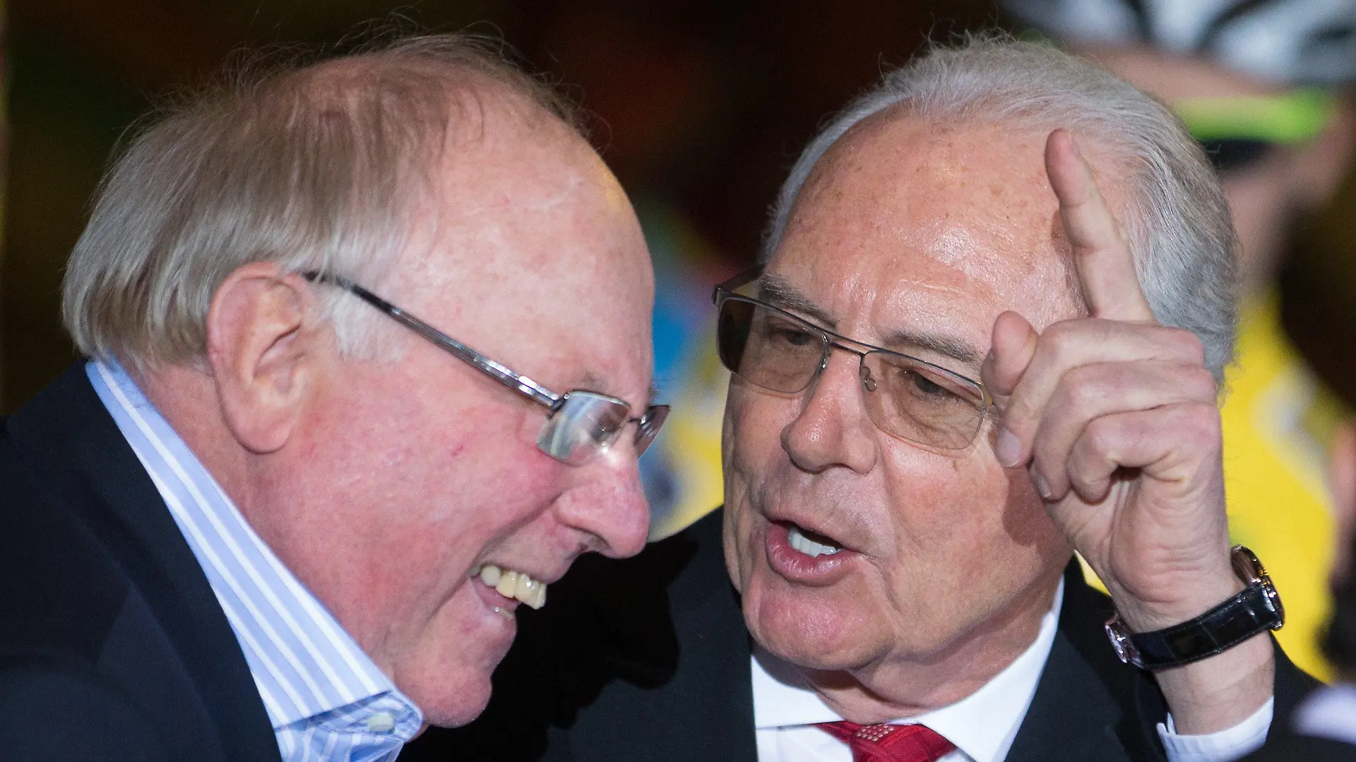 ARCHIV - 23.01.2014, Berlin: Fußball-Legende Franz Beckenbauer und HSV-Ikone Uwe Seeler (l) lachen am 23.01.2014 im Velodrom in Berlin nach dem Startschuss für das 103. Berliner Sechstagerennen. 16 Zweierteams gehen an den Start, die Veranstalter rechnen bis zum 28. Januar wieder mit über 70 000 Zuschauern. Foto\ Hannibal/dpa Foto: picture alliance / dpa +++ dpa-Bildfunk +++