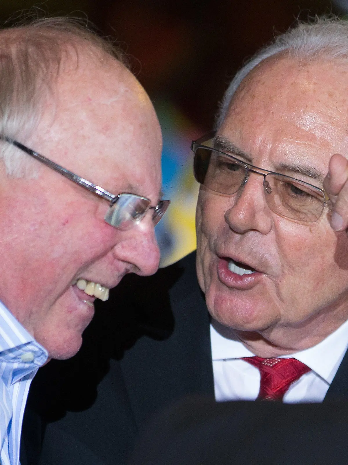 ARCHIV - 23.01.2014, Berlin: Fußball-Legende Franz Beckenbauer und HSV-Ikone Uwe Seeler (l) lachen am 23.01.2014 im Velodrom in Berlin nach dem Startschuss für das 103. Berliner Sechstagerennen. 16 Zweierteams gehen an den Start, die Veranstalter rechnen bis zum 28. Januar wieder mit über 70 000 Zuschauern. Foto\ Hannibal/dpa Foto: picture alliance / dpa +++ dpa-Bildfunk +++