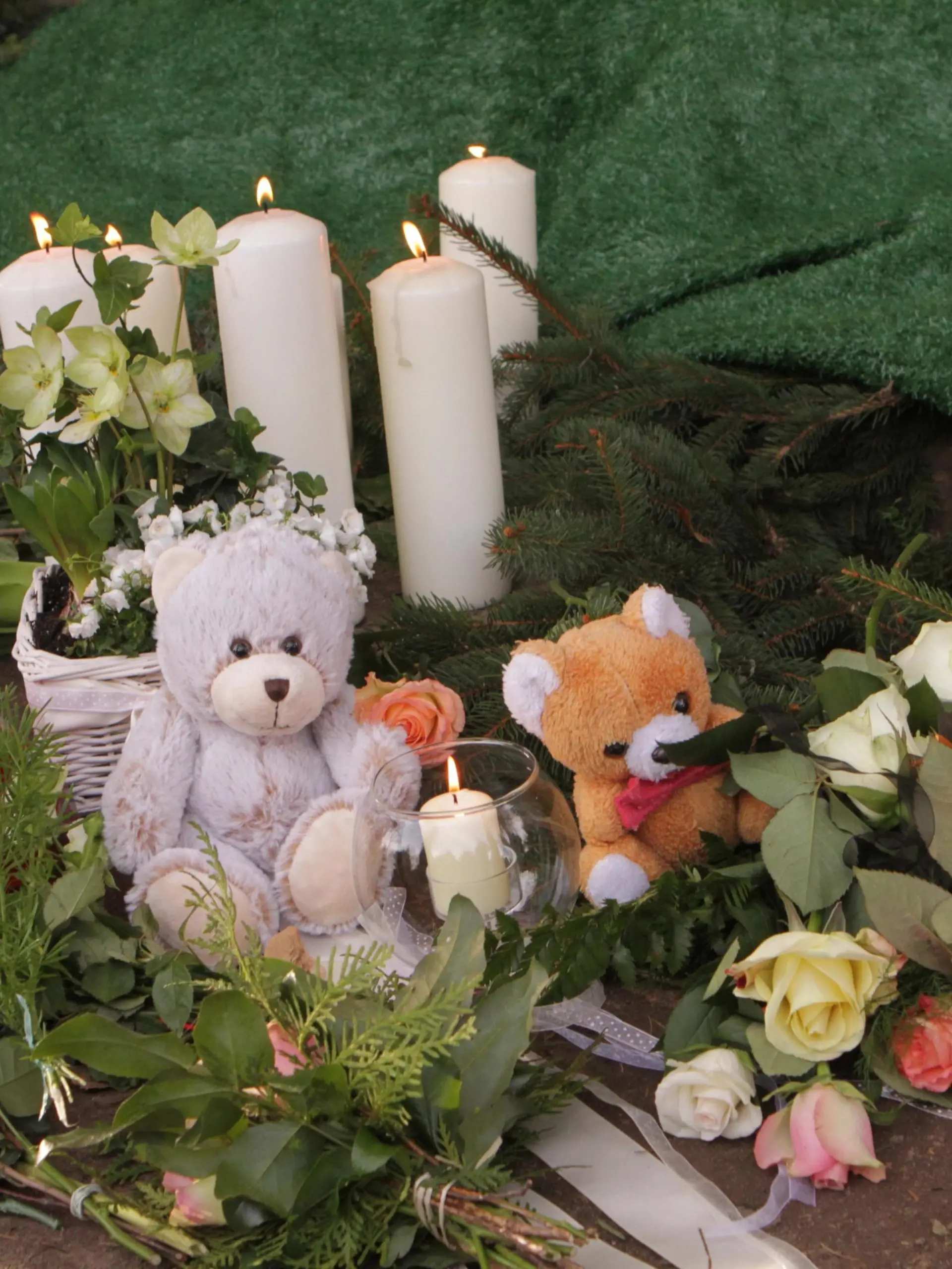Blumen und Plüschtiere sind am Donnerstag (16.02.2012) auf dem evangelischen Friedhof Potsdam-Bornstedt an das Grab eines getöteten Babys gelegt worden. Die Babyleiche war im vergangenen Jahr, einen Tag vor Heiligabend, in Potsdam tot aufgefunden worden. Von der Mutter fehlt bislang jede Spur. Foto: Nestor Bachmann dpa/lbn