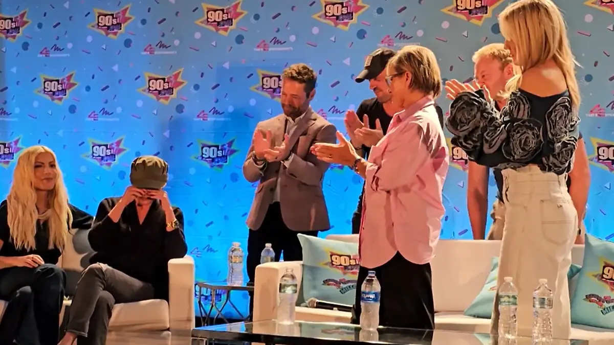 Shannen Doherty, Tori Spelling, Jason Priestley, Jennie Garth, Ian Ziering, Brian Austin Green und Gabrielle Carteris.