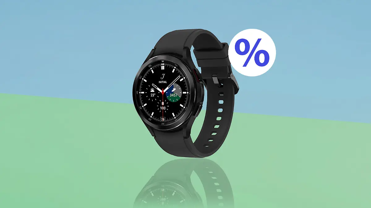 Die Samsung Galaxy Watch 4 Classic in Schwarz auf blau-grünem Hintergrund und einem weiß-blauen Prozentzeichen in an der rechten Seite.