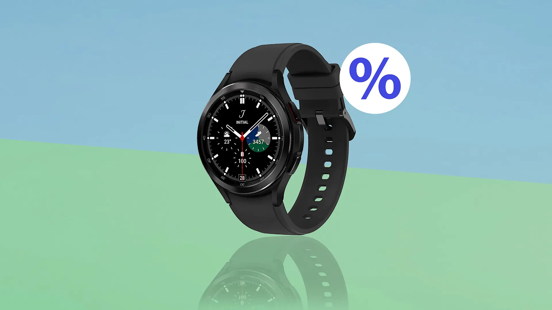 Die Samsung Galaxy Watch 4 Classic in Schwarz auf blau-grünem Hintergrund und einem weiß-blauen Prozentzeichen in an der rechten Seite.