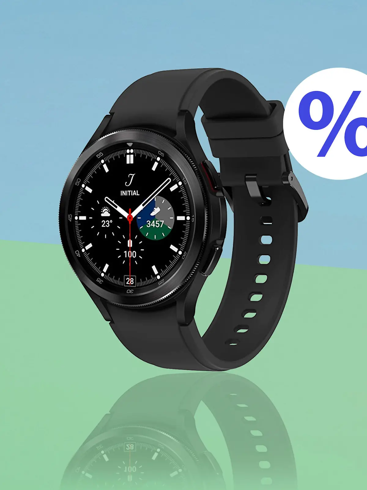 Die Samsung Galaxy Watch 4 Classic in Schwarz auf blau-grünem Hintergrund und einem weiß-blauen Prozentzeichen in an der rechten Seite.