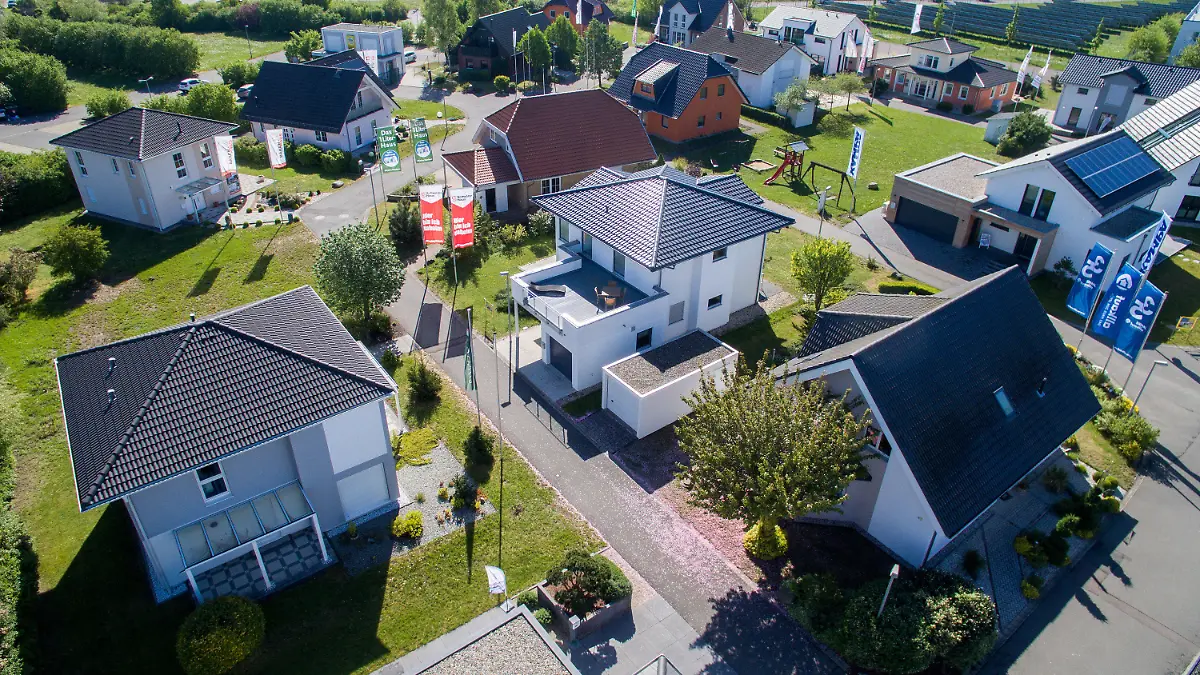 ARCHIV - 30.04.2019, Sachsen, Schkeuditz: Blick auf den Unger Musterhauspark im Schkeuditzer Ortssteil Dölzig (aufgenommen mit einer Drohne). Hier stehen unterschiedliche Fertigteilhäuser verschiedener Hersteller. Über 22 Prozent der in 2020 neu genehmigten Ein- und Zweifamilienhäuser waren Fertighäuser. Foto: Jan Woitas/dpa-Zentralbild/dpa +++ dpa-Bildfunk +++