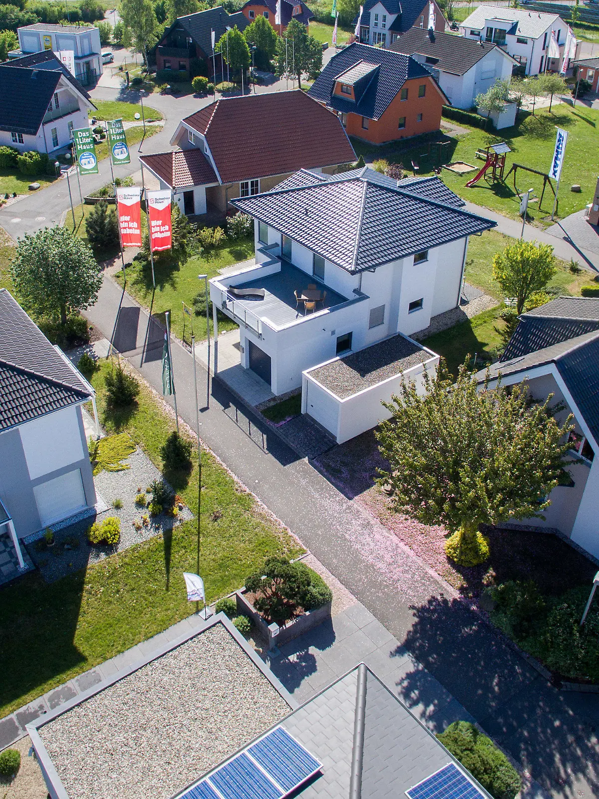 ARCHIV - 30.04.2019, Sachsen, Schkeuditz: Blick auf den Unger Musterhauspark im Schkeuditzer Ortssteil Dölzig (aufgenommen mit einer Drohne). Hier stehen unterschiedliche Fertigteilhäuser verschiedener Hersteller. Über 22 Prozent der in 2020 neu genehmigten Ein- und Zweifamilienhäuser waren Fertighäuser. Foto: Jan Woitas/dpa-Zentralbild/dpa +++ dpa-Bildfunk +++