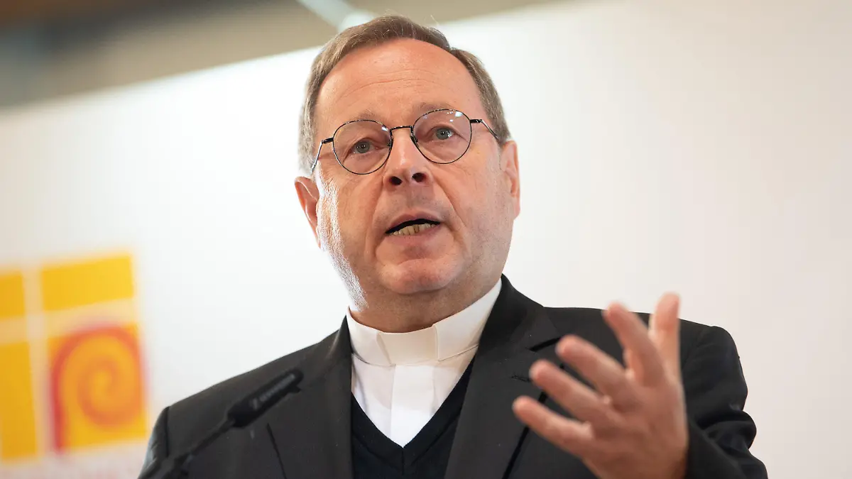 ARCHIV - 26.09.2022, Hessen, Fulda: Georg Bätzing, Bischof von Limburg und Vorsitzender der Deutschen Bischofskonferenz (DBK), spricht während der Eröffnungspressekonferenz der Herbstvollversammlung der Deutschen Bischofskonferenz. (zu dpa «Vatikan sieht Synodalen Weg in Deutschland weiter kritisch») Foto: Sebastian Gollnow/dpa +++ dpa-Bildfunk +++