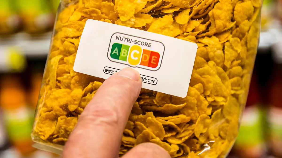  Belgien führt Lebensmittelampel ein Belgium , Brussels , AUG 29, 2018 - NEWS -ILLUSTRATION Le Nutri-Score est un logo a 5 couleurs appose sur la face avant des emballages. Grace a une lettre et a une couleur, informe les consommateurs sur la qualite nutritionnelle dun produit. - Nutri-Score is a 5-color logo on the front of the packaging. Through a letter and a color, informs consumers about the nutritional quality of a product. - Nutri-Score is een 5-kleuren logo op de voorkant van de verpakking. Via een brief en een kleur, informeert de consument over de voedingskwaliteit van een product. Heline Vanbeselaere / Reporters Reporters / STG PUBLICATIONxINxGERxSUIxAUTxHUNxONLY HelinexVanbeselaere