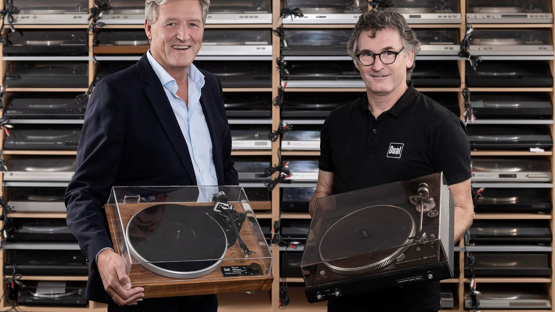 A. Langer (rechts) mit seinem Favoriten aus der Dual Geschichte dem „Model CS 714Q“ von 1979, während der Inhaber von der Dual GmbH, Dr Josef Zellner (links) seinen persönlichen Primus Maximus abholt.