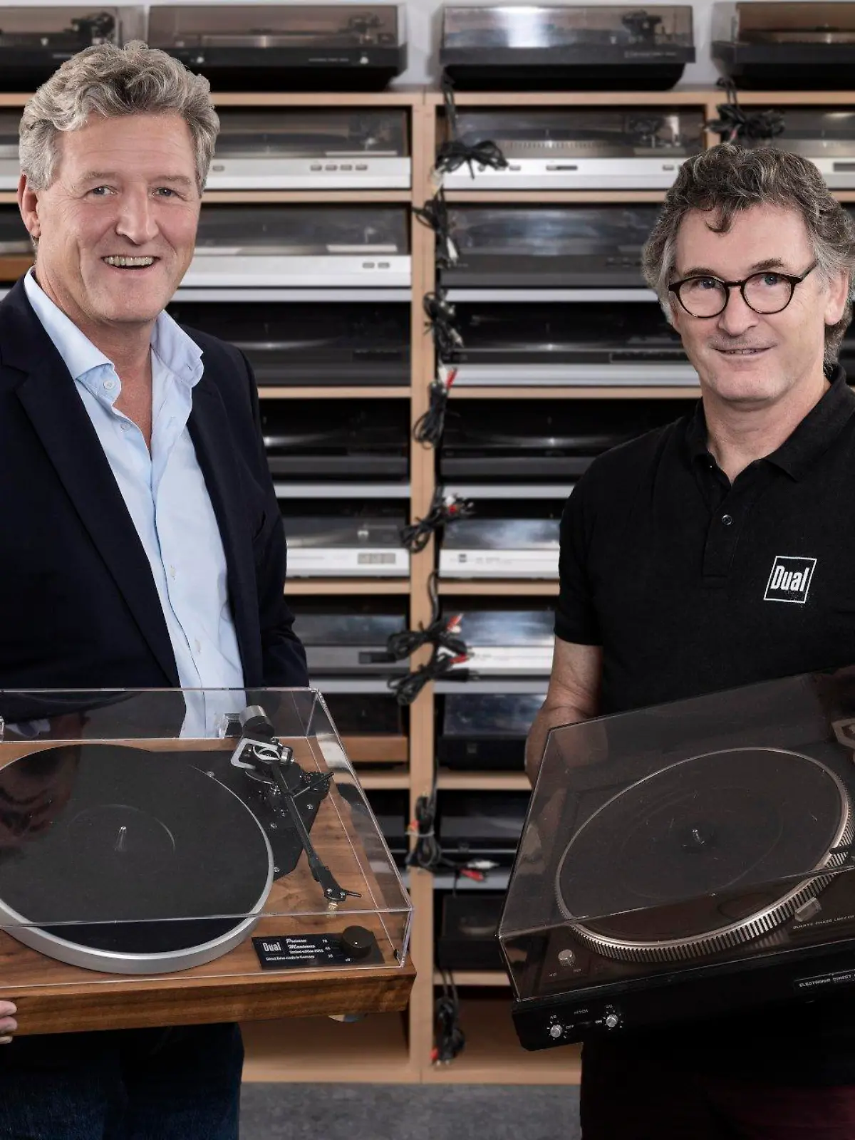 A. Langer (rechts) mit seinem Favoriten aus der Dual Geschichte dem „Model CS 714Q“ von 1979, während der Inhaber von der Dual GmbH, Dr Josef Zellner (links) seinen persönlichen Primus Maximus abholt.