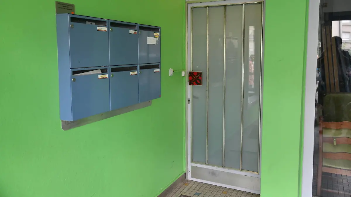 Ein in Forbach lebender Deutscher soll in seinem Haus zwölf Jahre lang seine Frau gefangen gehalten, gefoltert und vergewaltigt haben. Montagmorgen 7.8.2023 befreiten Polizisten die 53-Jährige. Ein 55 Jahre alter Deutscher ist am frühen Montagmorgen von der französischen Polizei in seinem Haus in Forbach festgenommen worden. Das berichten mehrere französische Medien. Der Vorwurf: Er soll seine 53 Jahre alte Frau zwölf Jahre lang gefangen gehalten, gefoltert und vergewaltigt haben. Der Frau war es den Berichten zufolge gelungen, an ein Handy zu gelangen und die Polizei in Wiesbaden anzurufen. Die informierte die französischen Beamten. Details dazu sind bislang nicht bekannt. Die französische Kriminalpolizei brach am Morgen die Tür des Hau bub