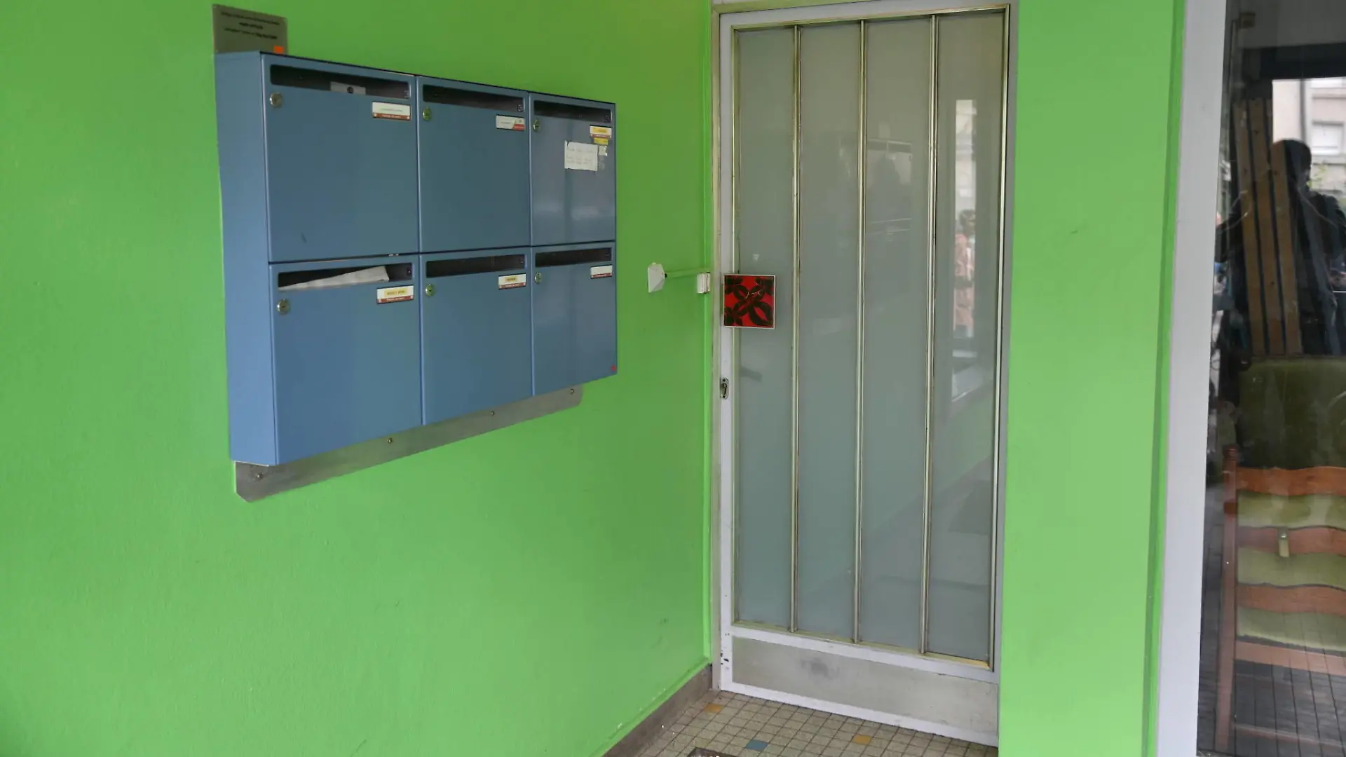 Ein in Forbach lebender Deutscher soll in seinem Haus zwölf Jahre lang seine Frau gefangen gehalten, gefoltert und vergewaltigt haben. Montagmorgen 7.8.2023 befreiten Polizisten die 53-Jährige. Ein 55 Jahre alter Deutscher ist am frühen Montagmorgen von der französischen Polizei in seinem Haus in Forbach festgenommen worden. Das berichten mehrere französische Medien. Der Vorwurf: Er soll seine 53 Jahre alte Frau zwölf Jahre lang gefangen gehalten, gefoltert und vergewaltigt haben. Der Frau war es den Berichten zufolge gelungen, an ein Handy zu gelangen und die Polizei in Wiesbaden anzurufen. Die informierte die französischen Beamten. Details dazu sind bislang nicht bekannt. Die französische Kriminalpolizei brach am Morgen die Tür des Hau bub