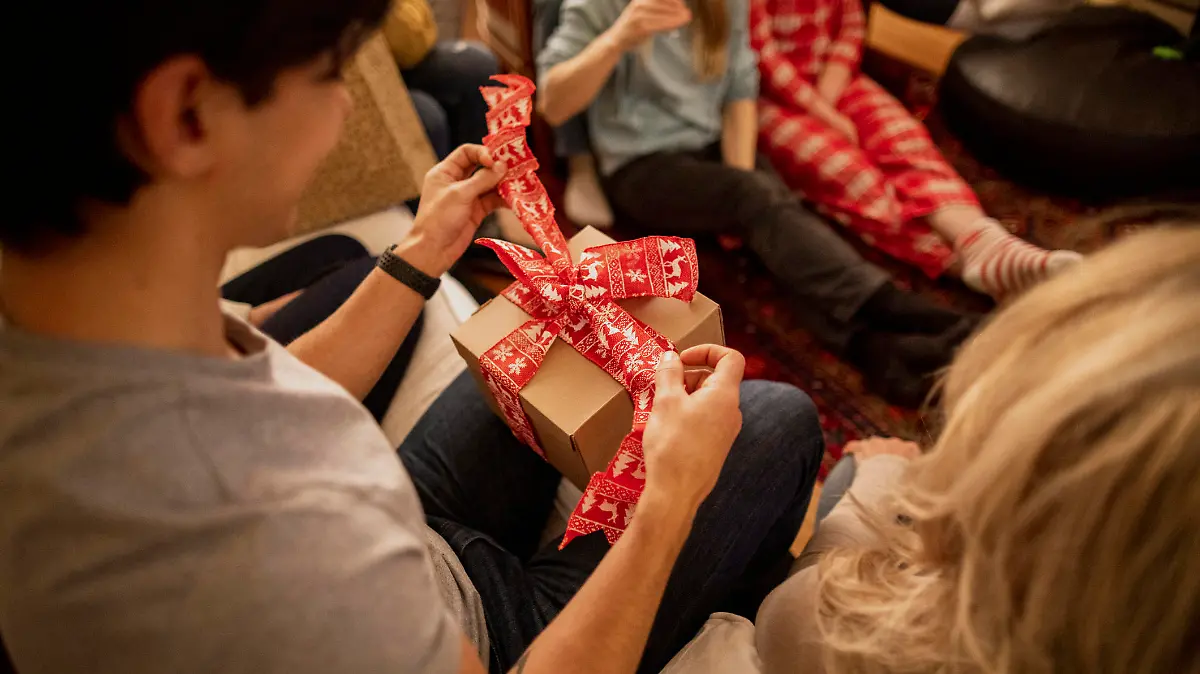 Geschenk wird ausgepackt