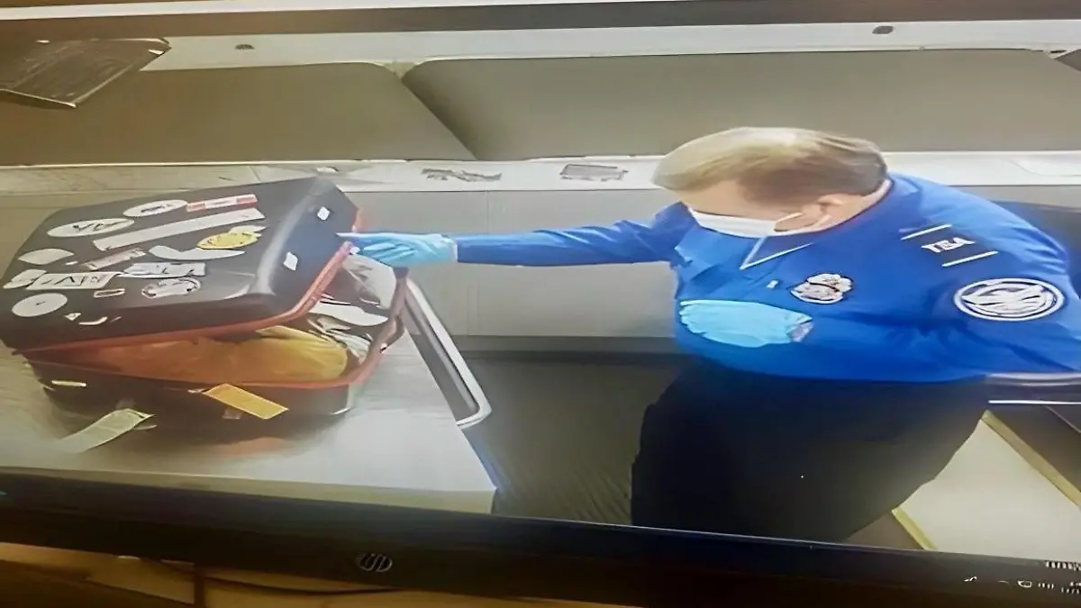 Die Sicherheitsbeamten öffnen vorsichtig den Koffer und sind schockiert das, was sich darin befindet.