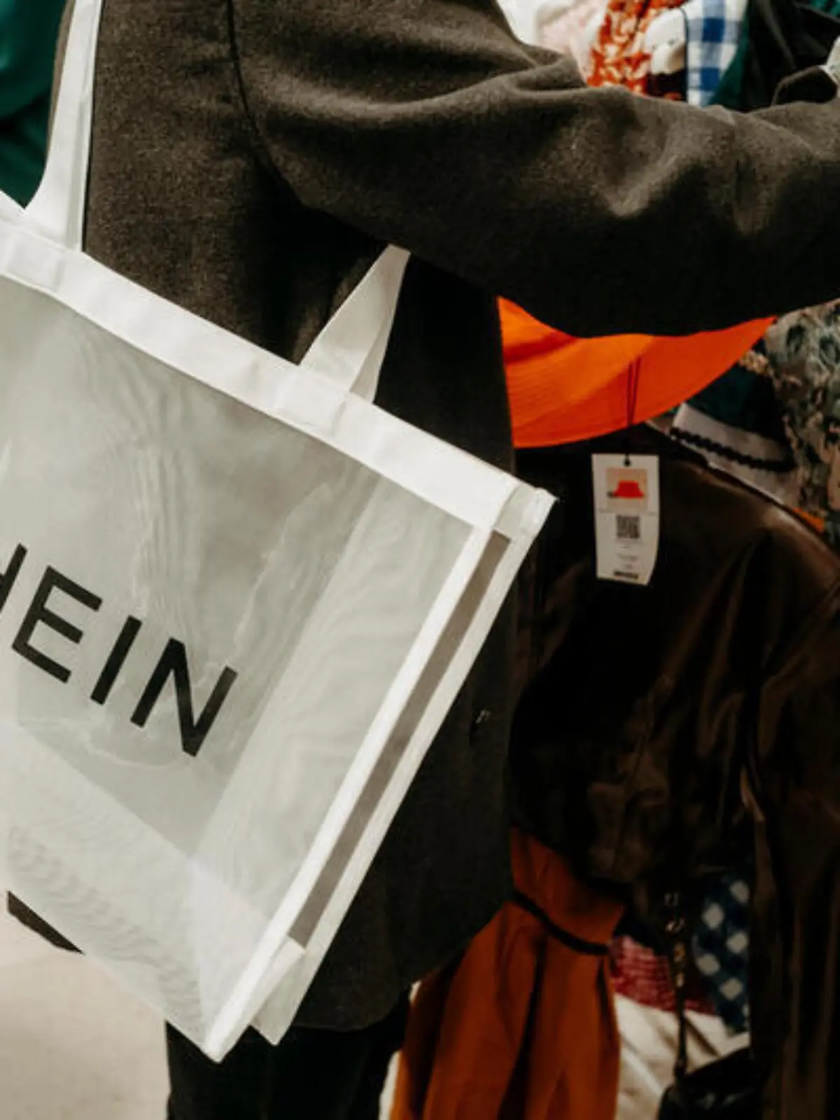 The textile retailer SHEIN has opened a 5-day pop-up shop in the Forum Schwanthaler Höhe in Munich. SHEIN is a mail order company that offers fast fashion online for a young target group.
Der Textilhändler SHEIN hat im Forum Schwanthaler Höhe in München einen 5-tägigen Pop Up Laden geöffnet. SHEIN ist ein Versandhandel, der online Fast Fashion für eine junge Zielgruppe anbietet.