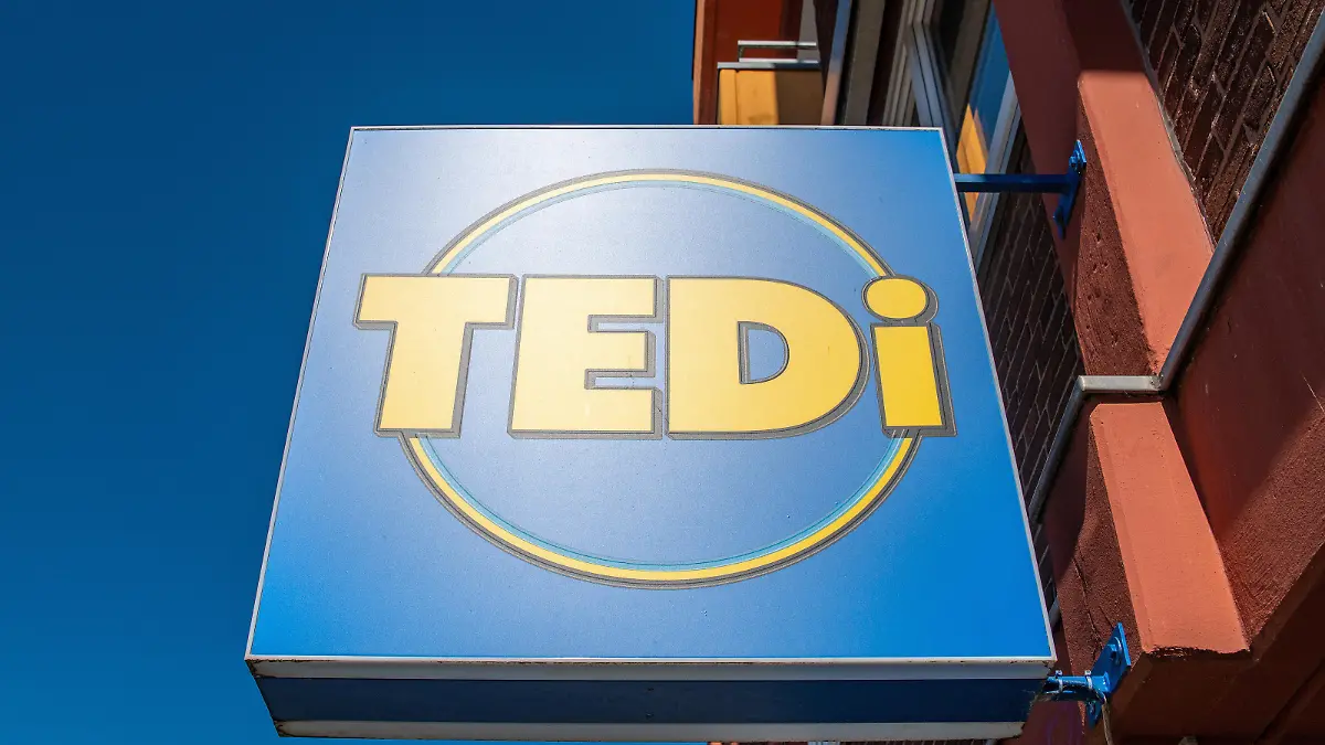 Schleswig, das Firmenschild an der Fassade einer Schleswiger Filiale der TEDi GmbH & Co. KG. TEDi (früher T?Di) ist ein deutscher Nonfood-Händler mit Firmensitz in Dortmund und betreibt über 2300 Filialen in Deutschland, Österreich, Slowenien, Slowakei, Spanien, Kroatien, Italien und Polen. +++ Nur für redaktionelle Nutzung +++ Only for editorial use +++